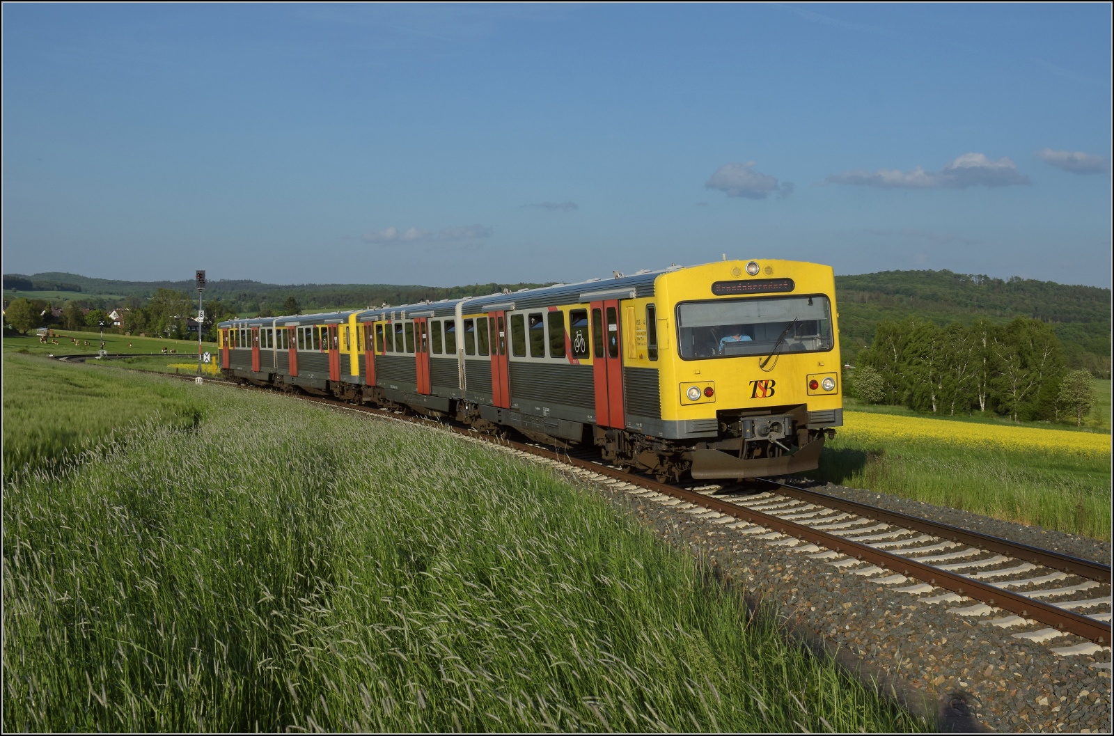 Abgesang auf die Taunus Elevated.

609 001 HLB VT01 und 609 004 HLB VT04 bei Wehrheim auf dem Weg nach Brandoberndorf. Mai 2022.
