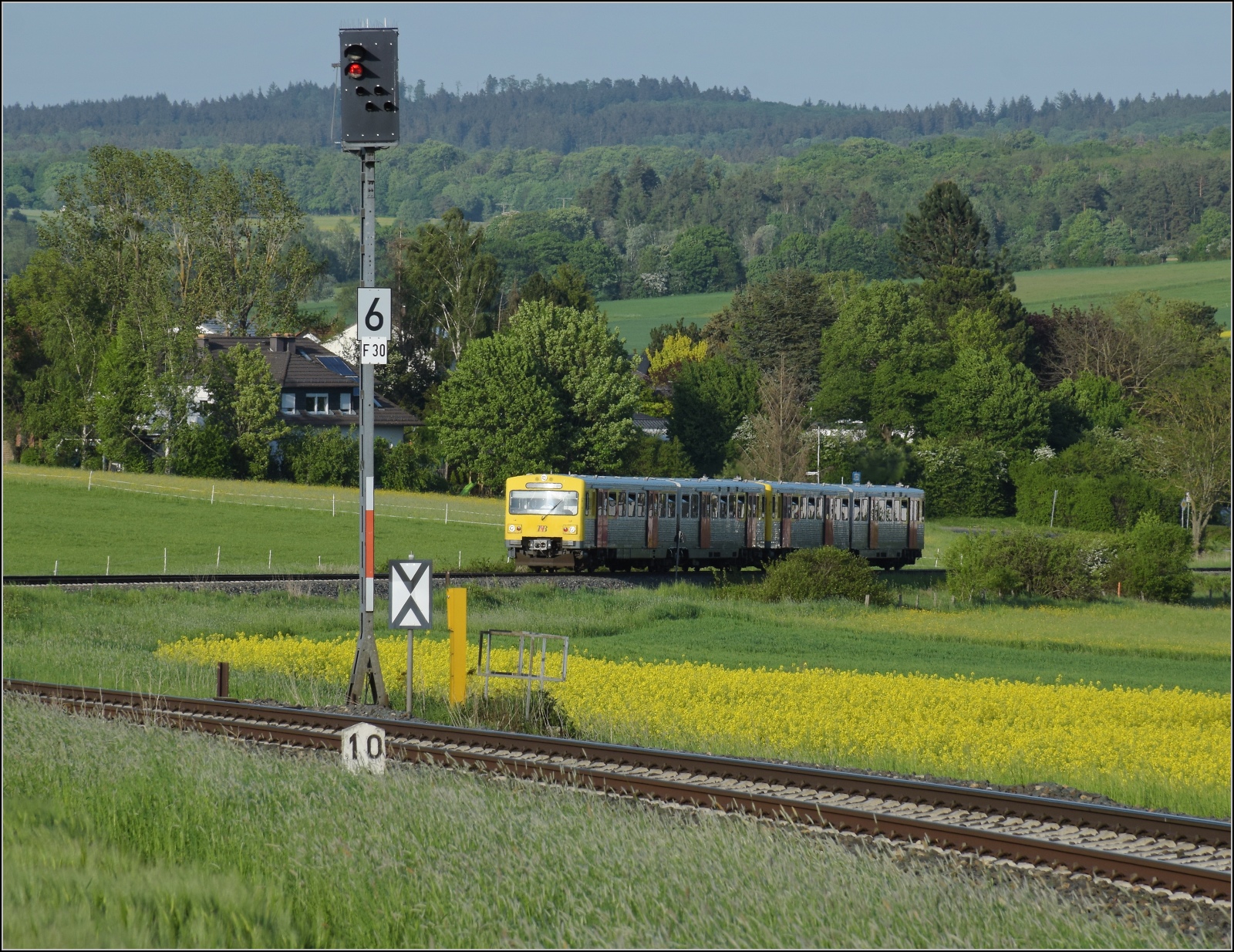 Abgesang auf die Taunus Elevated.

609 020 HLB VT20 und 609 018 HLB VT18 bei Wehrheim auf dem Weg nach Brandoberndorf. Mai 2022.