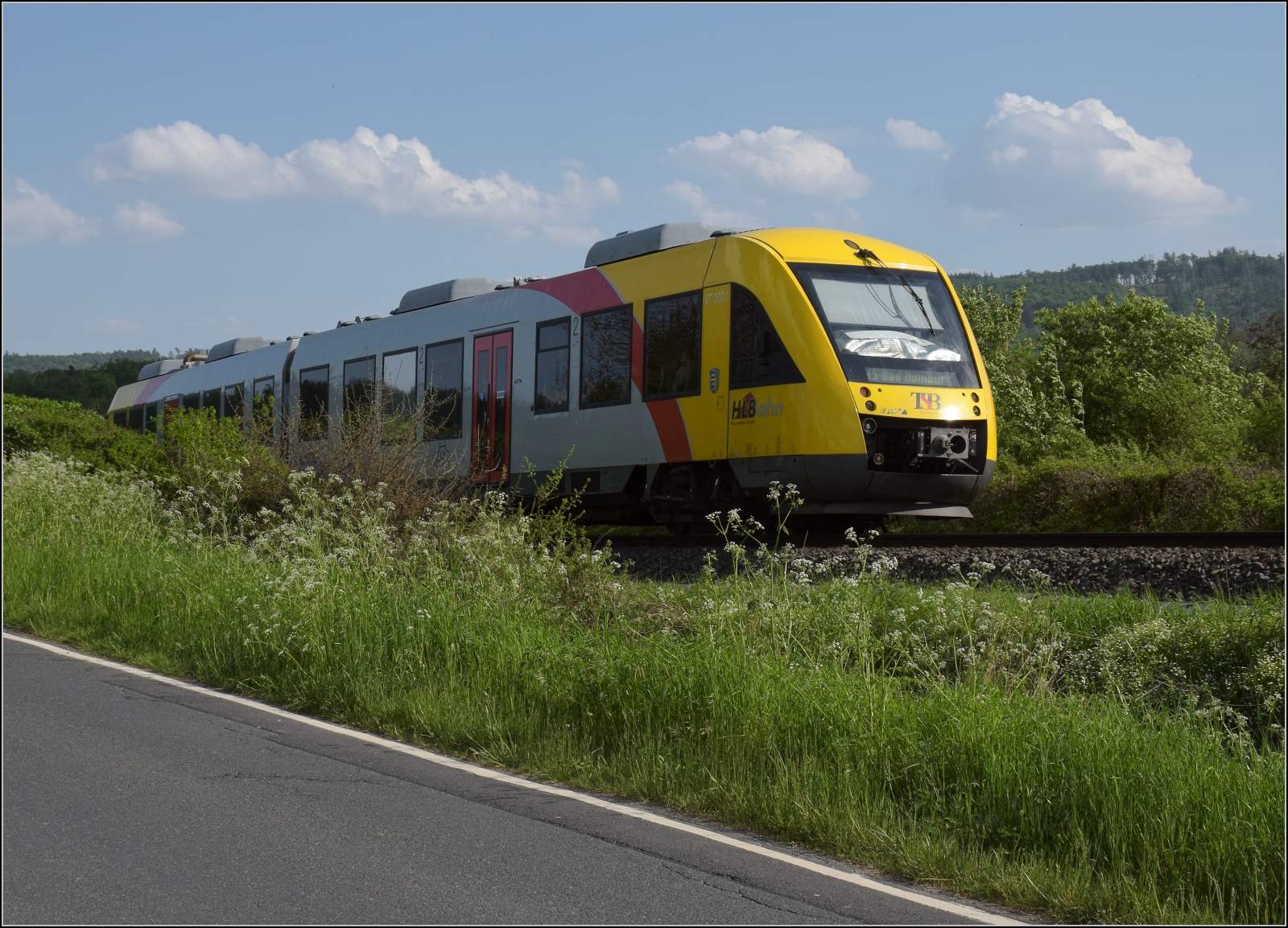 Abgesang auf die Taunus Elevated.

648 407 HLB VT207 bei Wehrheim auf dem Weg nach Grävenwiesbach. Mai 2022.