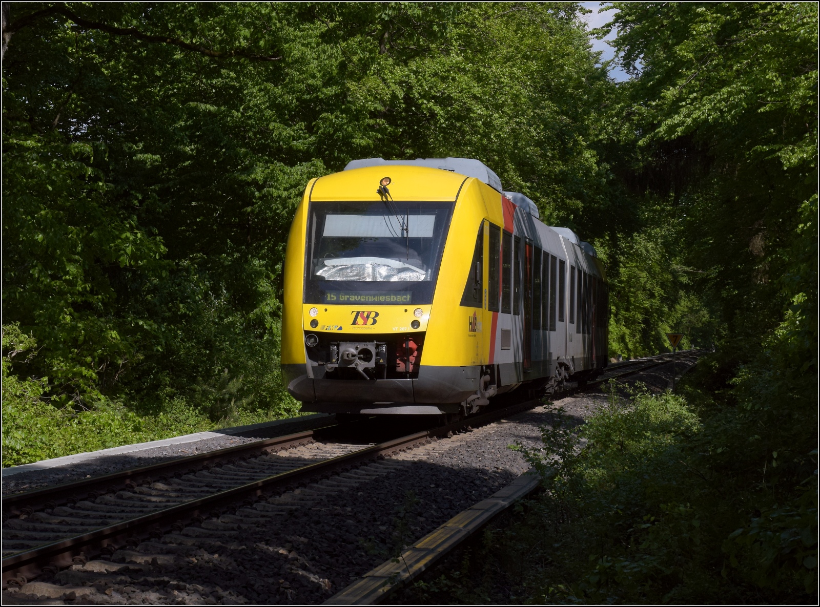 Abgesang auf die Taunus Elevated.

648 407 HLB VT207 im Neuen Feld bei Köppern auf dem Weg nach Grävenwiesbach. Mai 2022.