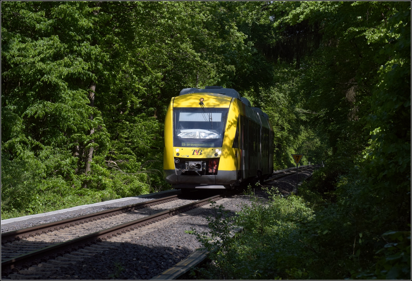 Abgesang auf die Taunus Elevated.

648 407 HLB VT207 im Neuen Feld bei Köppern auf dem Weg nach Grävenwiesbach. Mai 2022.
