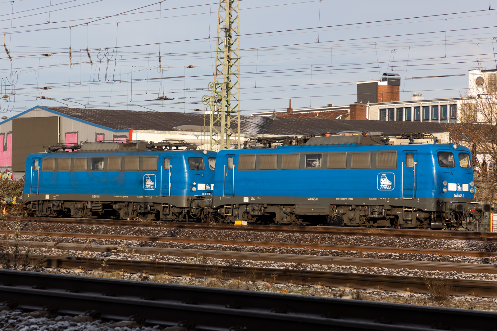 Abgestellt vor Bremen Hbf. Press 140 050 und 046. 18.12.22
