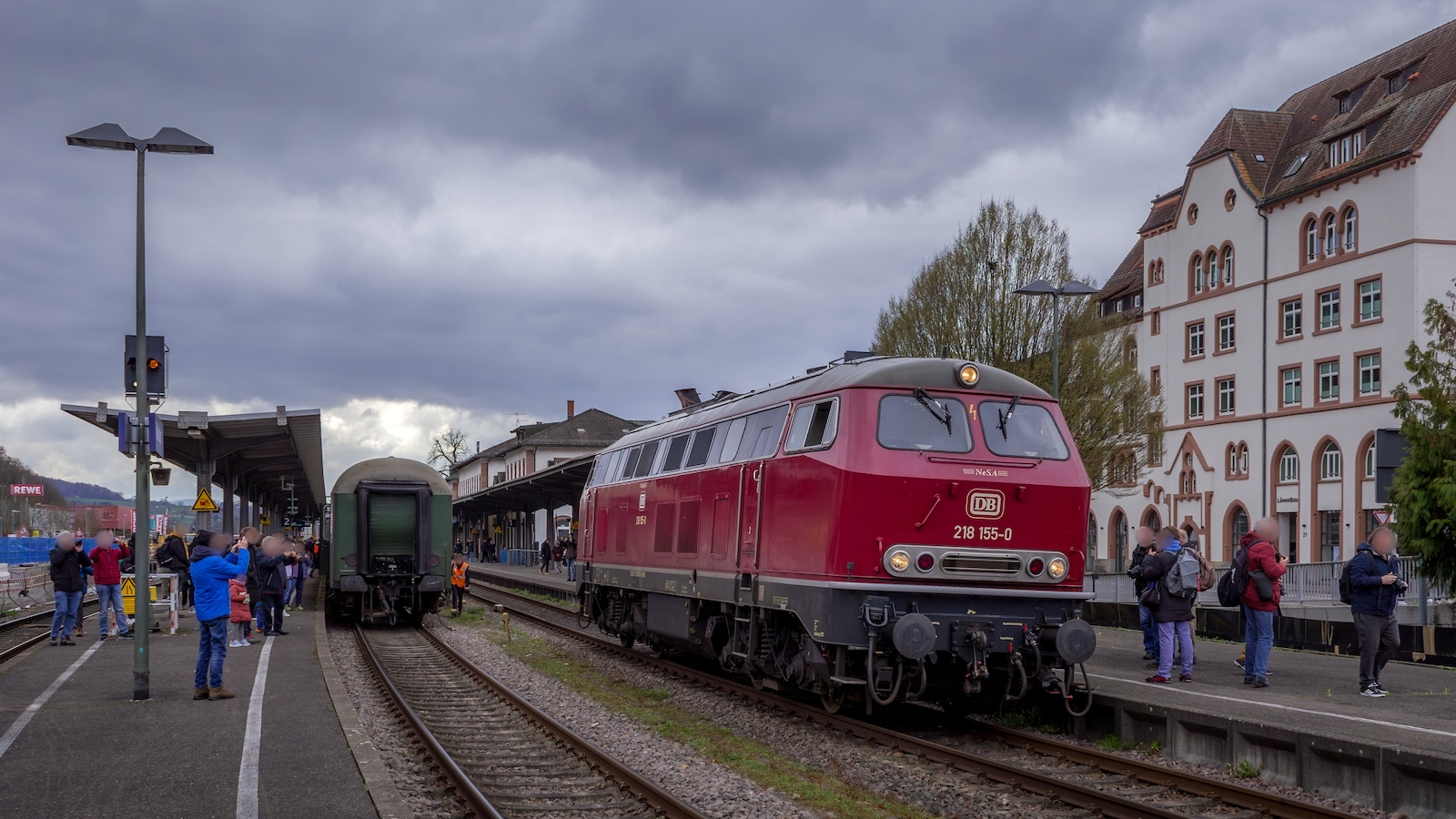 Abschiedsfahrt von der Dieseltraktion auf der Hochrheinbahn. Umsetzen der BR 218 155 im Bahnhof Waldshut vor der Weiterfahrt als RE 93586 nach Basel Bad Bf. 15.03.26