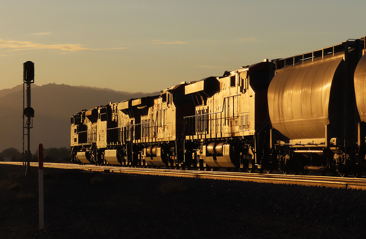 Abschluss meiner Bilderserie vom Tehachapi-Pass: Gemischter Güterzug fährt in Tehachapi westwärts Richtung Bakersfield in den Sonnenuntergang. Tehachapi, CA, 25.9.2022