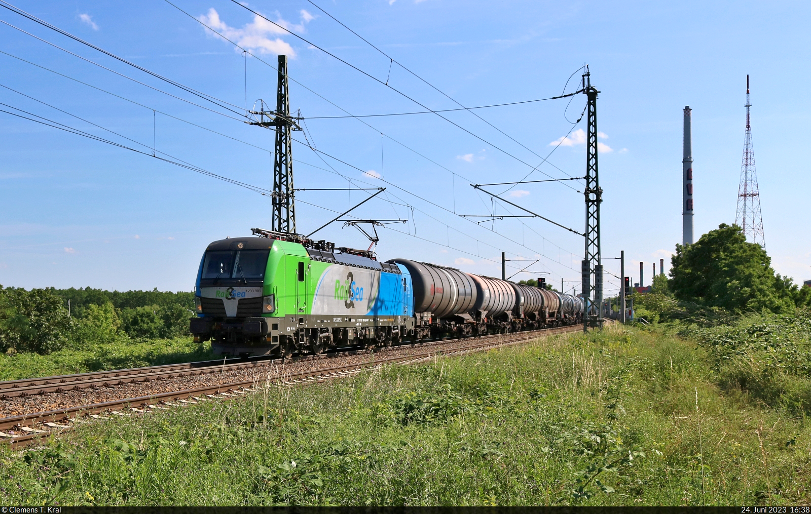 Absolute Rarität auf diesem Breitengrad: 1293 901-5  Azura  (Siemens Vectron) unterwegs mit Kesselwagen an der Leipziger Chaussee (B 6) Richtung Zugbildungsanlage (ZBA) Halle (Saale).

🧰 Rail&Sea Logistics GmbH
🕓 24.6.2023 | 16:38 Uhr