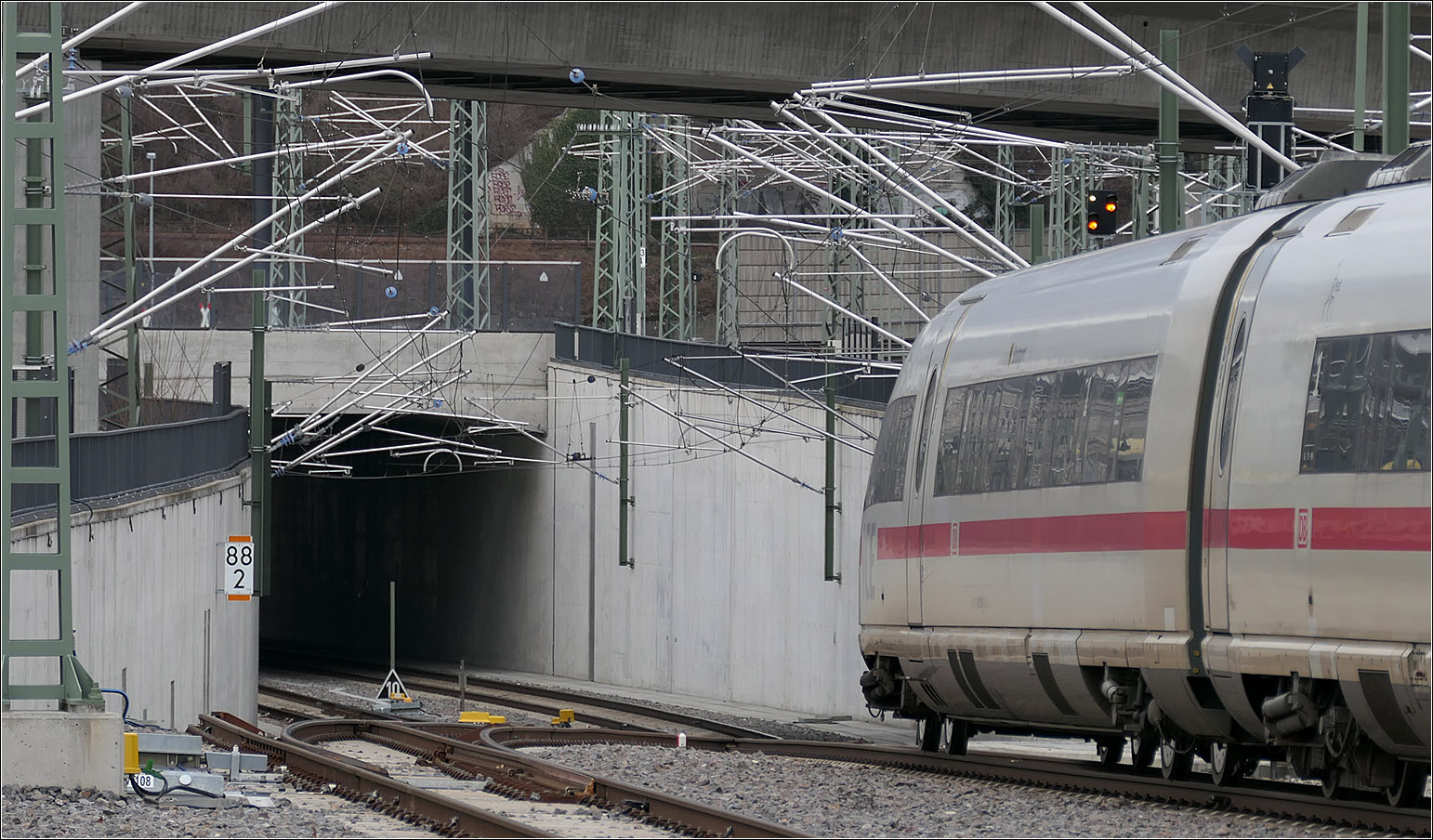 Abstieg zum Aufstieg im Albabstiegstunnel I - 

Ein ICE 3 verlässt den Ulmer Hauptbahnhof und fährt die Rampe hinunter zum 5897 m langen Albabstiegstunnel. Zunächst werden noch die Gleise der Filsbahnstrecke unterfahren. Die Tunneleinfahrt ist also noch nicht das Portal des Albabstiegstunnels. 

21.04.2024 (M)