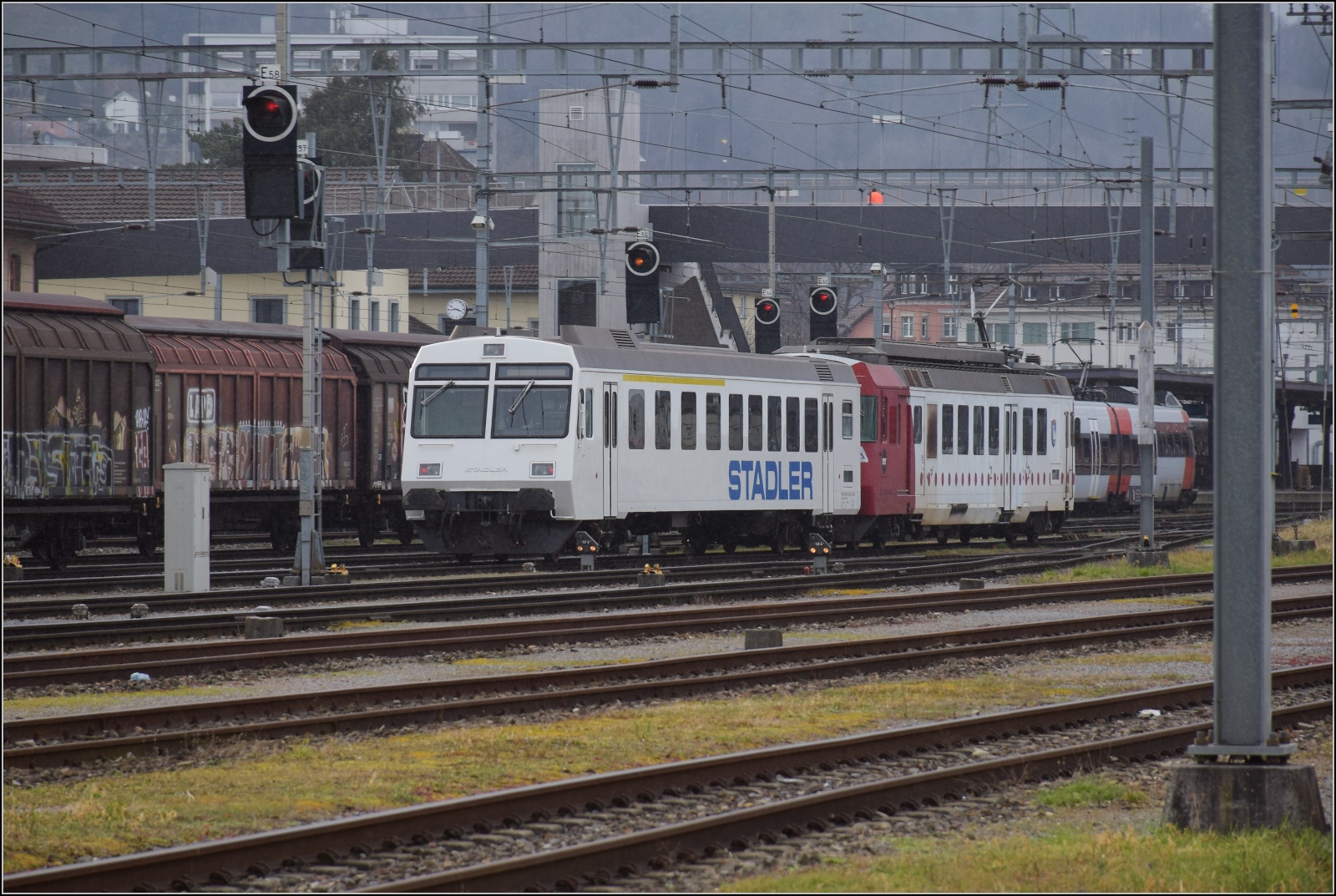 ABt 383 und RBDe 4/4 171 (567 171) fahren bereits aus St. Margrethen wieder aus. Februar 2023.