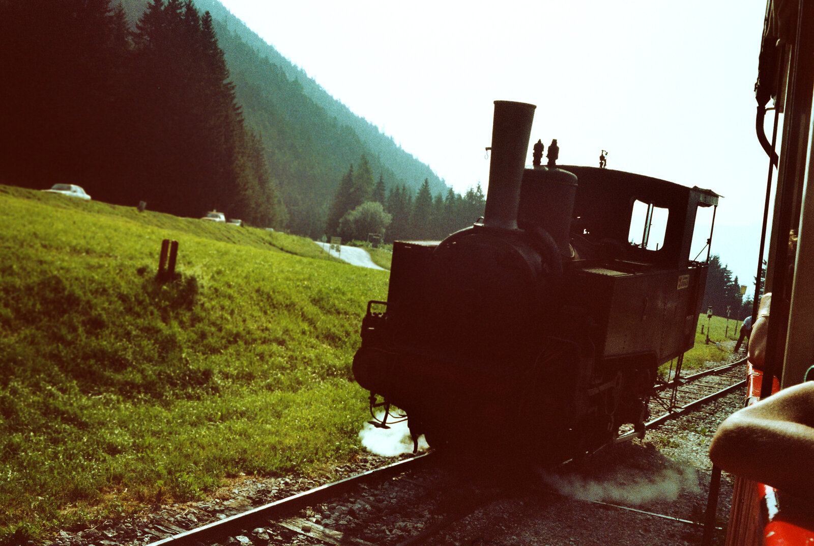 Achenseebahn 1983: Zahnraddampflok Nr.2 rangiert am Bahnhof Achensee Seespitz (Dampflok 2 war so etwas wie eine  Einheitszahnradbahndampflok  der 1880er gebaut vom Wiener Werk Floridsdorf nach Plänen der Maschinenfabrik Esslingen). Auf der Zahnradbahn Stuttgart ( Zacke ) verkehrten nach ihrer Eröffnung ebensolche  Einheitszahnradbahndampflokomotiven . 