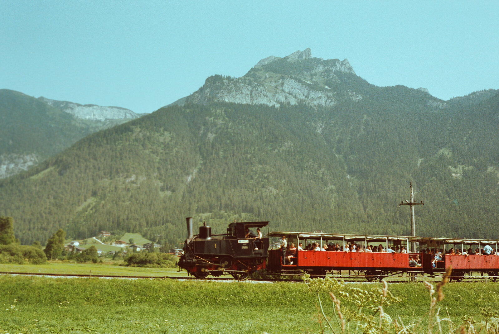 Achenseebahn als Adhäsionsbahn: Zahnraddampflok Nr.1 auf ihrer Fahrt zum Seebahnhof Achensee Seespitz (Österreich 1983)