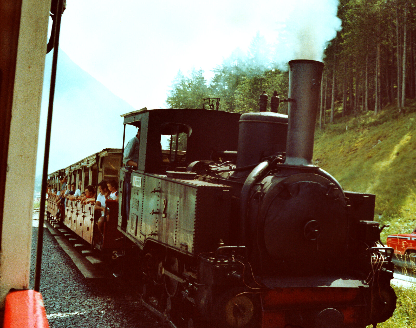 Achenseebahn. Zahnraddampflok 2 von 1889 erreicht die Station Seebahnhof Achensee (Österreich 1983)