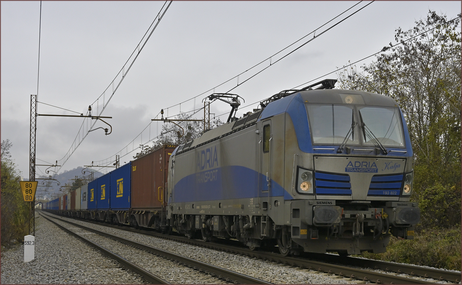 ADRIA 913 822 'Katja' zieht Containerzug durch Maribor-Tabor Richtung Koper Hafen. /17.11.2022