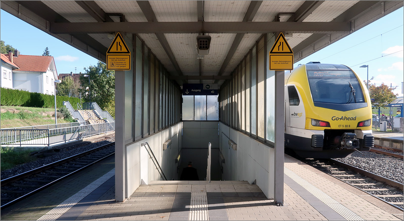 Ästhetik im Alltäglichen -

Teppenabgang im Bahnhof Böbingen (Rems) mit in Richtung Aalen abfahrendem Flirt-Triebzug als MEX 13.

25.10.2022 (M)