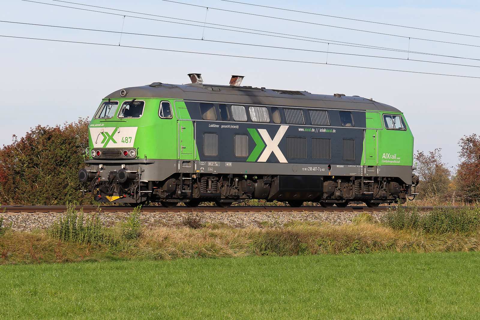 AIXrail 218 487 am 19.10.26 bei Thonstetten als Lz. An dieser Stelle muss man immer gut die Ohren spitzen, rauschen die Züge mit wenig Reaktionszeit aus einem Gebüsch hervor.