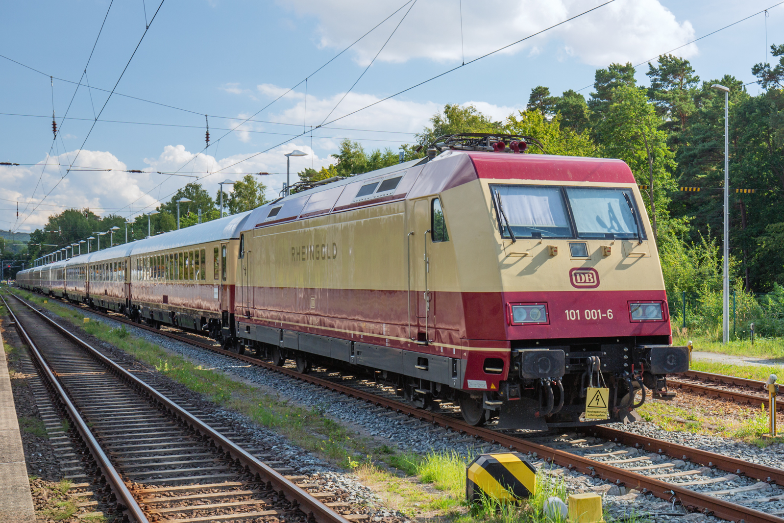 AKE Rheingold mit Lok 101 001 z.Z. abgestellt im Bahnhof Ostseebad Binz. - 20.08.2026
