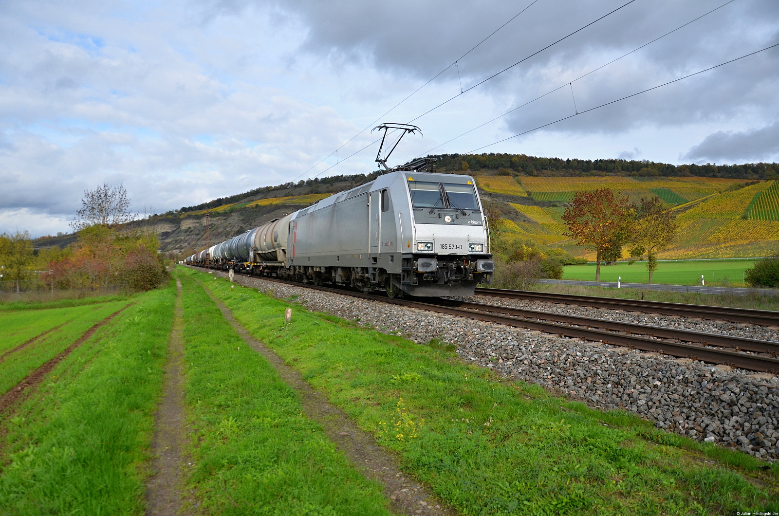 Akiem 185 579-0 zieht ihren farblich passenden Kesselwagenzug durchs Maintal bei Thüngersheim. 01.11.2022