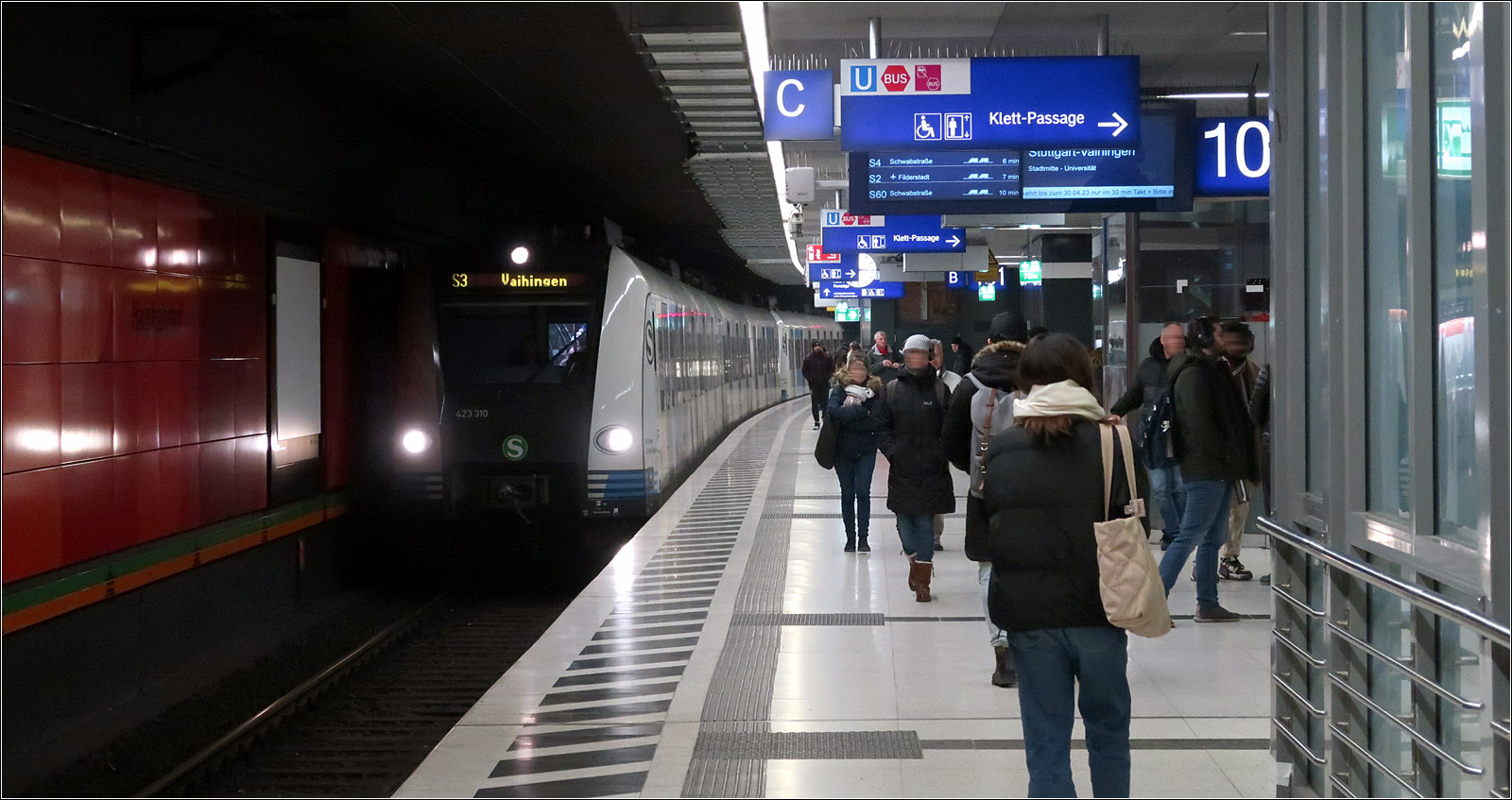 Aktuelle Einschränkungen auf der Stuttgarter S-Bahnline S3 und S62 - 

Da die neuen S-Bahnen der Baureiche 430 mit den älteren Zügen derselben Baureihe nicht gekuppelt werden können, andere Züge dieser Baureihe noch in Reparatur sind (nach Problemen mit den Radreifen beim Umleitungsverkehr über die Panoramabahn letzten Sommer) und weitere auf ETCS umgerüstet werden, gibt es Einschränkungen auf der Linie S3 und die Expresslinie S62 fährt überhaupt nicht.
Die S3 wird deshalb derzeit mit Fahrzeugen der Baureihe 423 betrieben, die von der dafür momentan eingestellten S62 Weil der Stadt - Zuffenhausen abgezogen wurden. Es reicht aber aktuell nur für einen 30 Min-Takt auf der sonst im 15 Min-Takt bedienten Linie.

Hier erreicht ein Zug der Linie S3 nach Vaihingen den Bahnhof Hauptbahnhof (tief).

09.02.2023 (M)