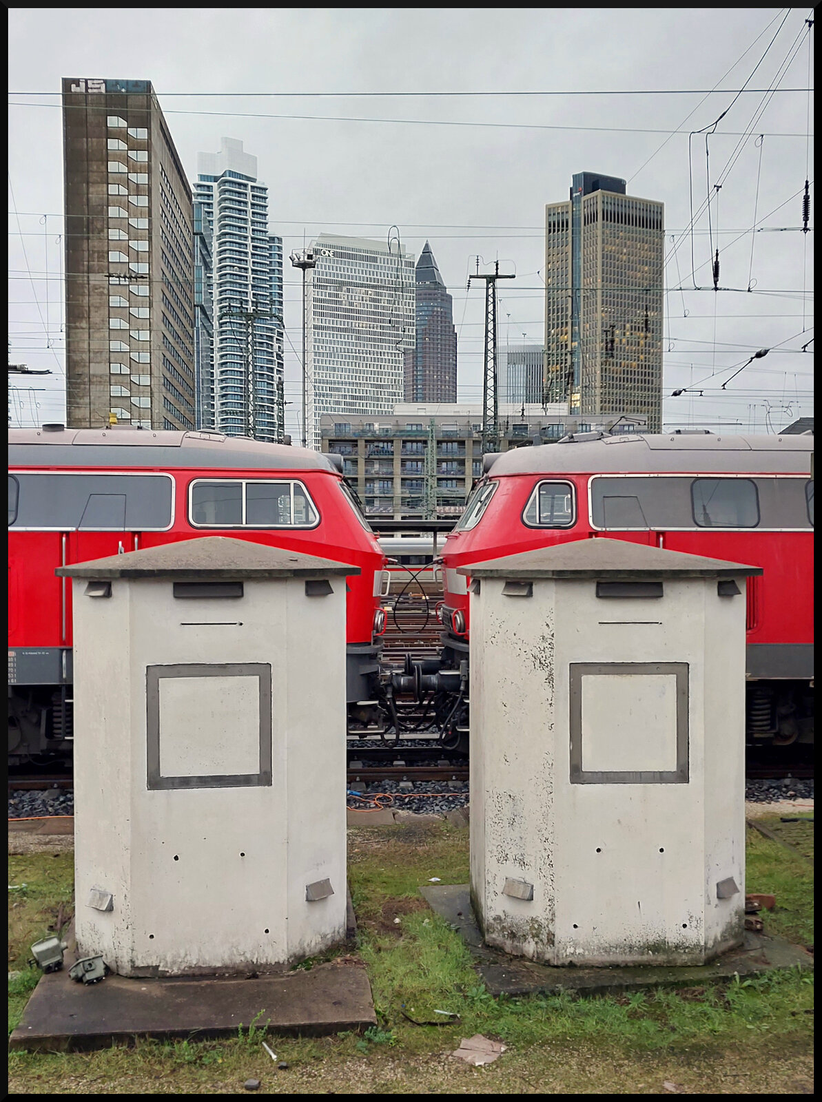 Alles doppelt: Die zwei Abschlepploks DB 218 833-2 & eine unerkannte warten am 02.01.2024 neben den beiden Schalthäuschen am Stellwerk im Frankfurt/M Hbf auf ihren Einsatz.