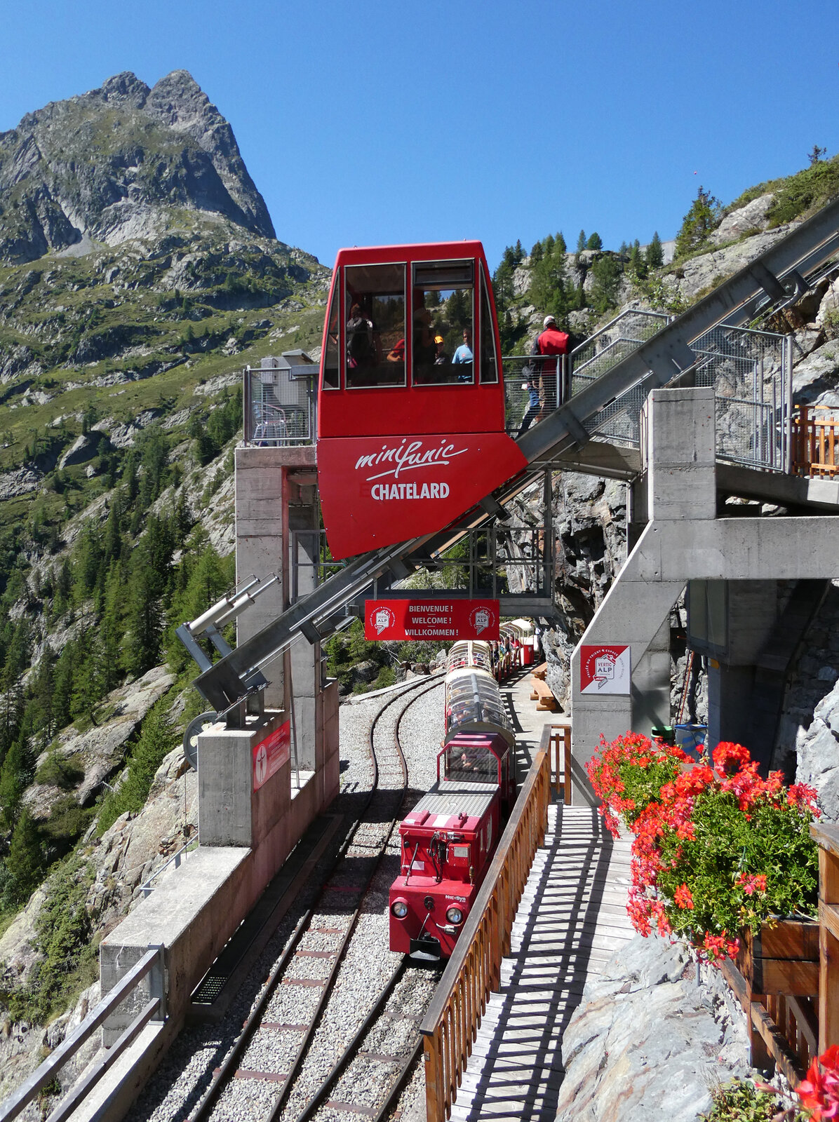 Alles umsteigen bitte! In Pied du Barrage (1812 müM) wartet unten der Panoramazug auf die Fahrt nach Les Montuires, während oben im Schräglift noch Fahrgäste ankommen. Lac d'Emosson, 25.8.2025