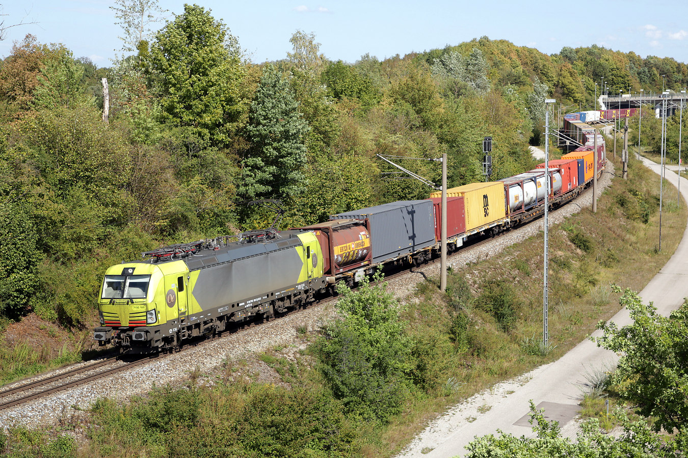 Alpha Trains 7 193 100 mit einem KLV-Zug auf der Nordtangente des Rangierbahnhofs M�nchen Nord, 19.08.2026