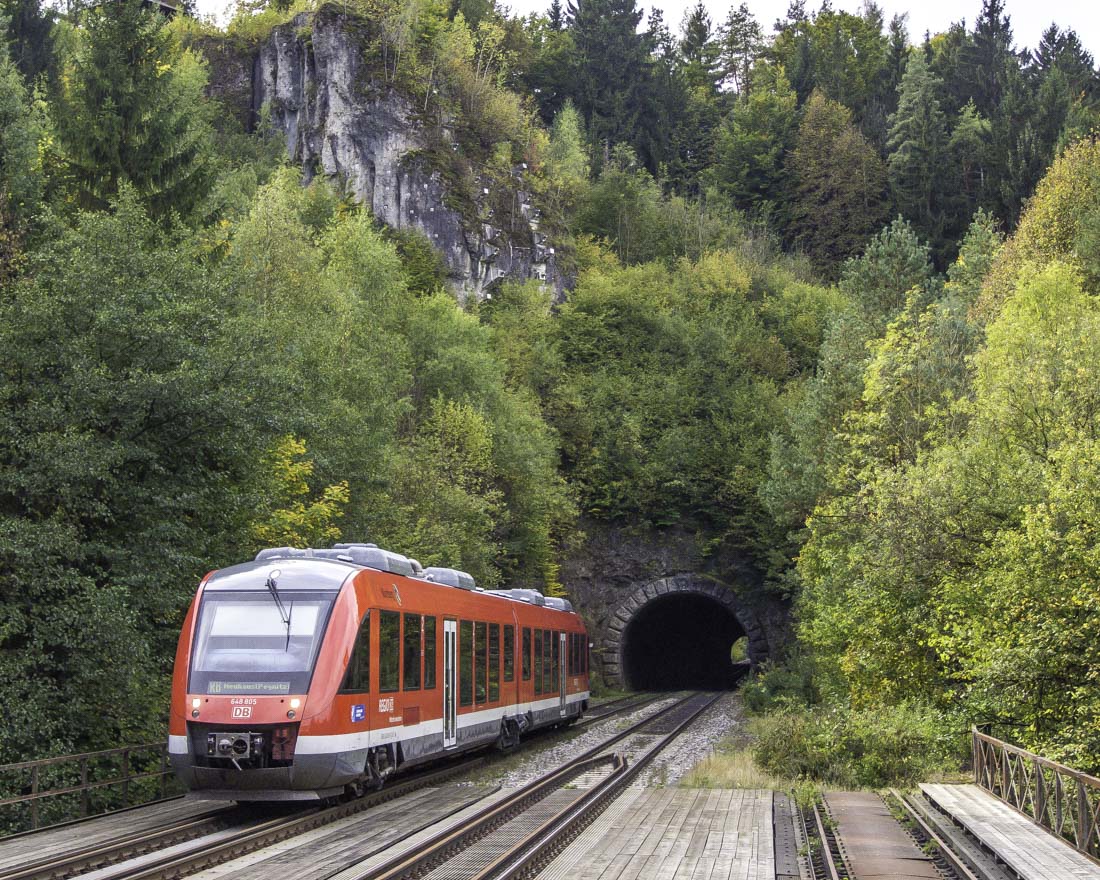 Als 648 805 am 6.10.12 den 318 m langen Gotthardtunnel verlie�, lagen auf der Br�cke �stlich davon noch die Reste des dritten Gleises vom Bahnhof Velden. [Das Bild entstand vom Ende des neuen  Hausbahnsteigs , den die DB auf dem fr�heren G�tergleis angelegt hat.]

