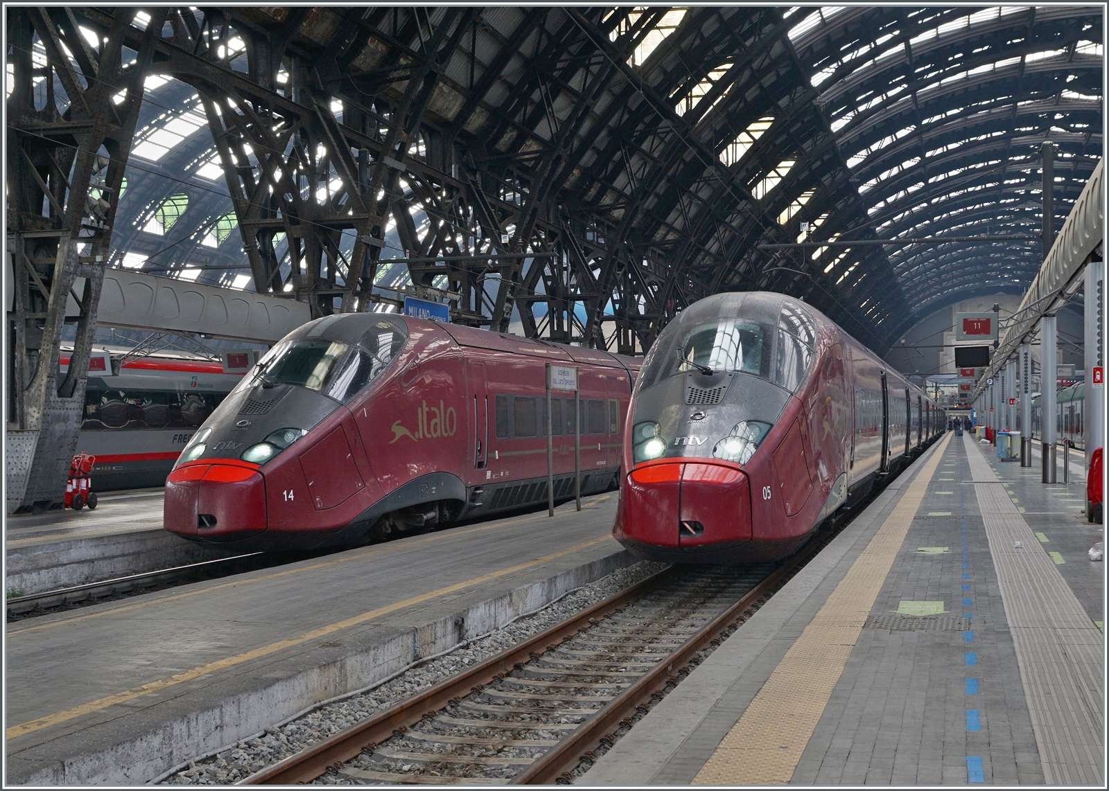 Als es in Europa noch überall rauchte und dampfte, fuhren in Italien bereits erste  Hochgeschwindigkeitstriebzüge  zwischen Rom und Milano. Auch die erste Hochgeschwindigkeitsstrecke in Europa, die Diretissima, wurde 1978 in Italien eröffnet (wenn auch nur eine kurzes Teilstück). Ebenfalls einen gewissen  Vorsprung  auf andere scheint die Tatsache zu sein, dass in Italien neben der FS Trenitalia  private  Gesellschaft Hochgeschwindigkeitsverkehr betreibt: die  Nuovo Trasporto Viaggiatori / NTV .Italo . 
Die NTV besitzt 25 Einheiten des auf der TGV Bassis konstruierten  ETR 575  AGV. 
Im Bild sind die beiden NTV ETR 575 005 und 014 in Milano Centrale zu sehen. 

8. November 2022