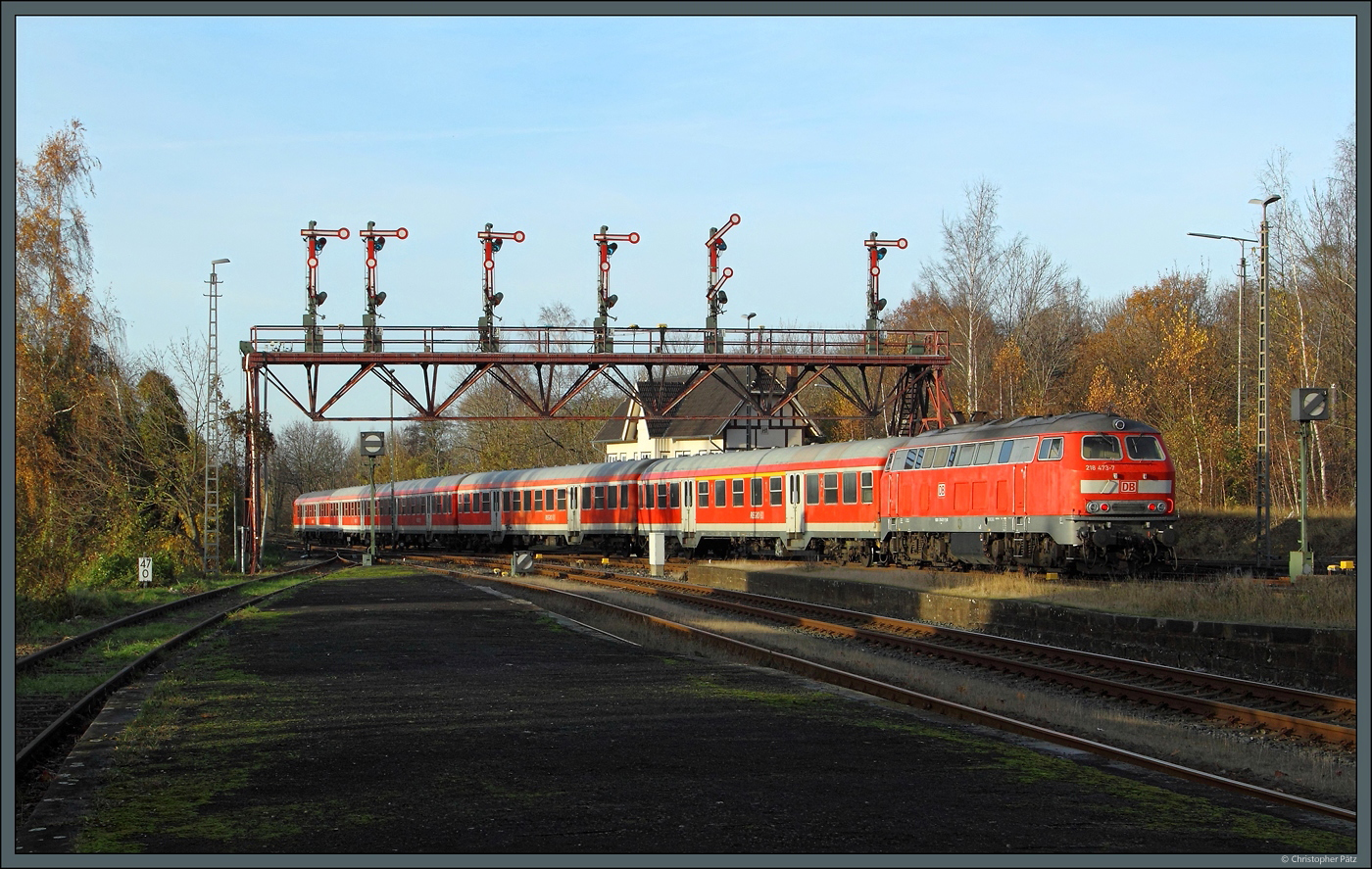 Als historisches Vergleichsbild zum aktuellen Zustand: Am 23.11.2014 ist im Vorharz noch die BR 218 mit n-Wagen unterwegs. Unter der markanten Signalbrücke schiebt 218 473-7 ihren RE nach Hannover aus dem Bahnhof Bad Harzburg.