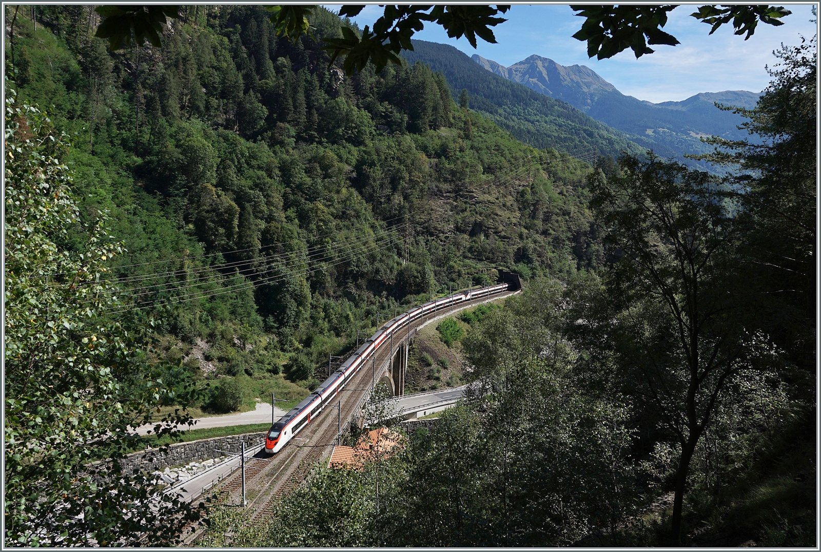 Als ich im 6. September 2016 ein weiteres mal diese Fotostelle aufsuchte, schrieb ich: Langsam aber sicher geht am Gotthard das Licht aus. (Bild ID 972619) 
Heute, ziemlich genau sieben Jahre später herrscht hier wieder eitel Sonnenschein! 

Zwei SBB RABe 501  Giruno  sind als IC 10667 von Basel SBB nach Lugano unterwegs, während der führende Zug bereits in den 304 Meter langen Polmengotunnel fährt, ist der hintere noch auf der 103 Meter langen Polmengobrücke unterwegs.

4. September  2023 

