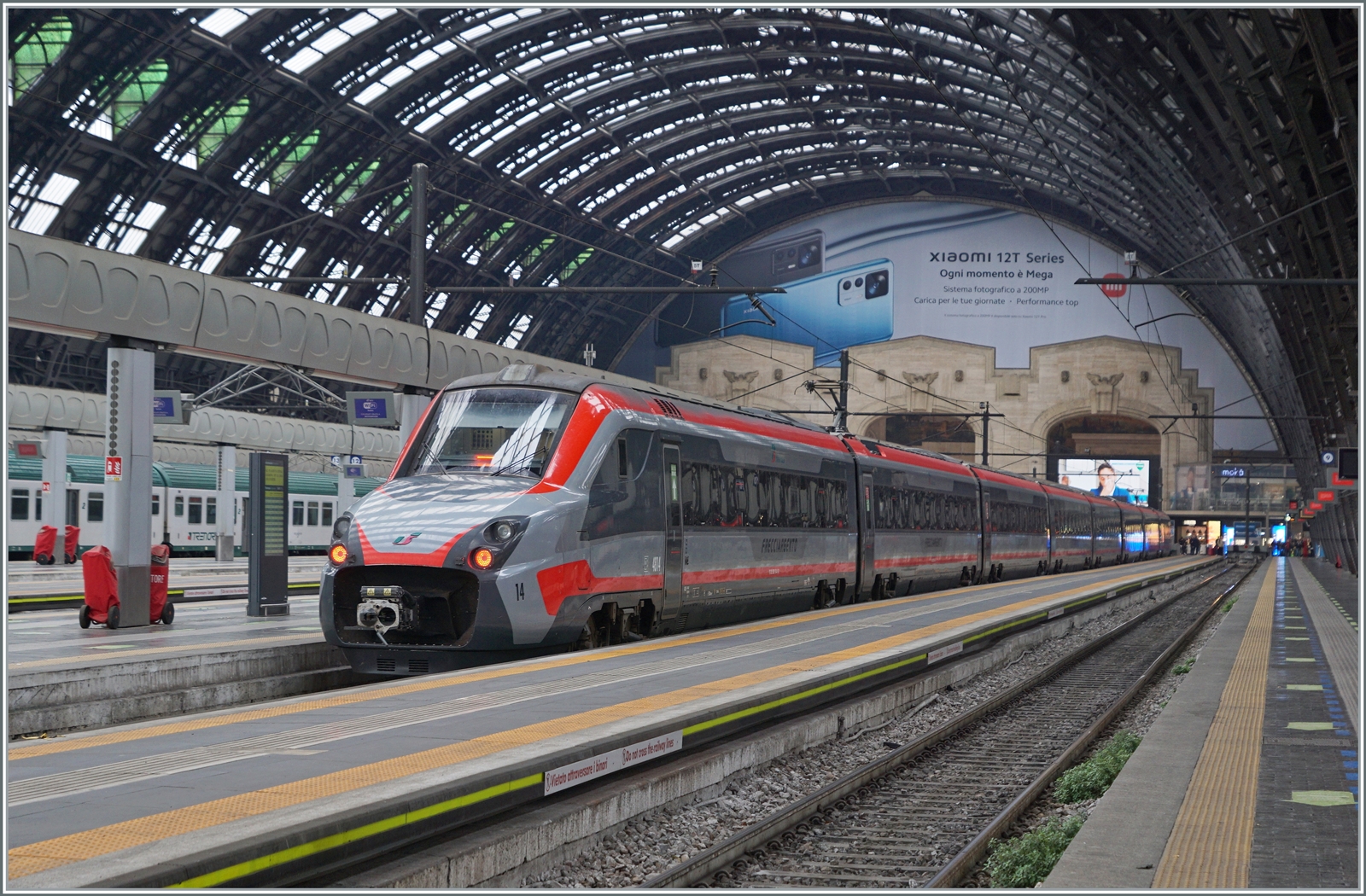 Als ich nach Milano fuhr, hoffte ich mit etwas Glück dort vielleicht einen ex FYRA, den heutigen ETR 700 anzutreffen. Ich war dann überrascht, dass sich von den 17 Triebzügen in der recht kurzen Zeit gleich mehrere zeigten: Als erstes entdeckte ich den ETR 700 014 der noch in der  Frecciargento  Lackierung in Milano stand. 

8. November 2022