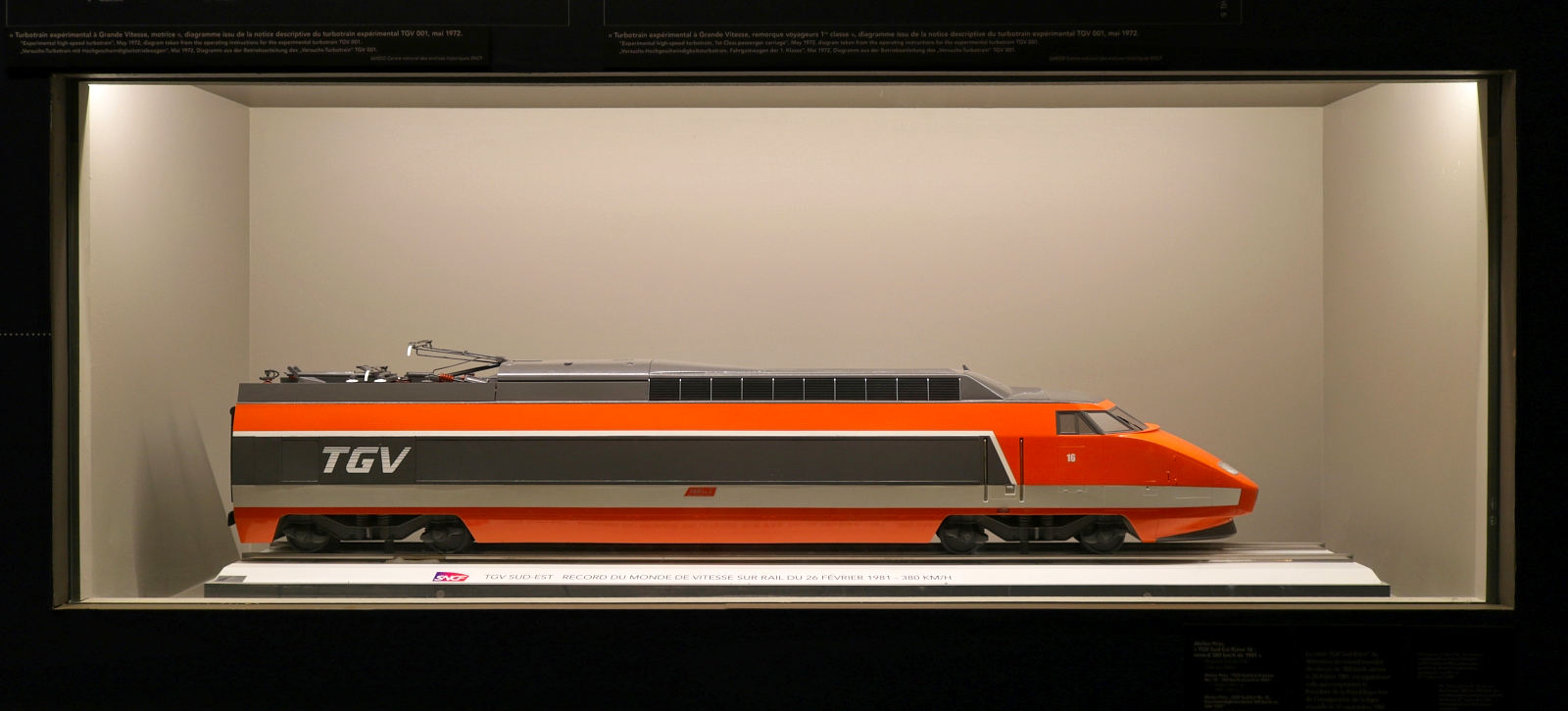 Als Modell kann der Triebkopf 16 (Alstom TGV Paris-Sud-Est) im Cité du Train (Eisenbahnmuseum) Mulhouse (F) bestaunt werden. Bei einer Rekordfahrt am 26.2.1981 war er 380 km/h schnell.

🧰 Cité du Train - Patrimoine SNCF
🕓 30.7.2022 | 14:50 Uhr