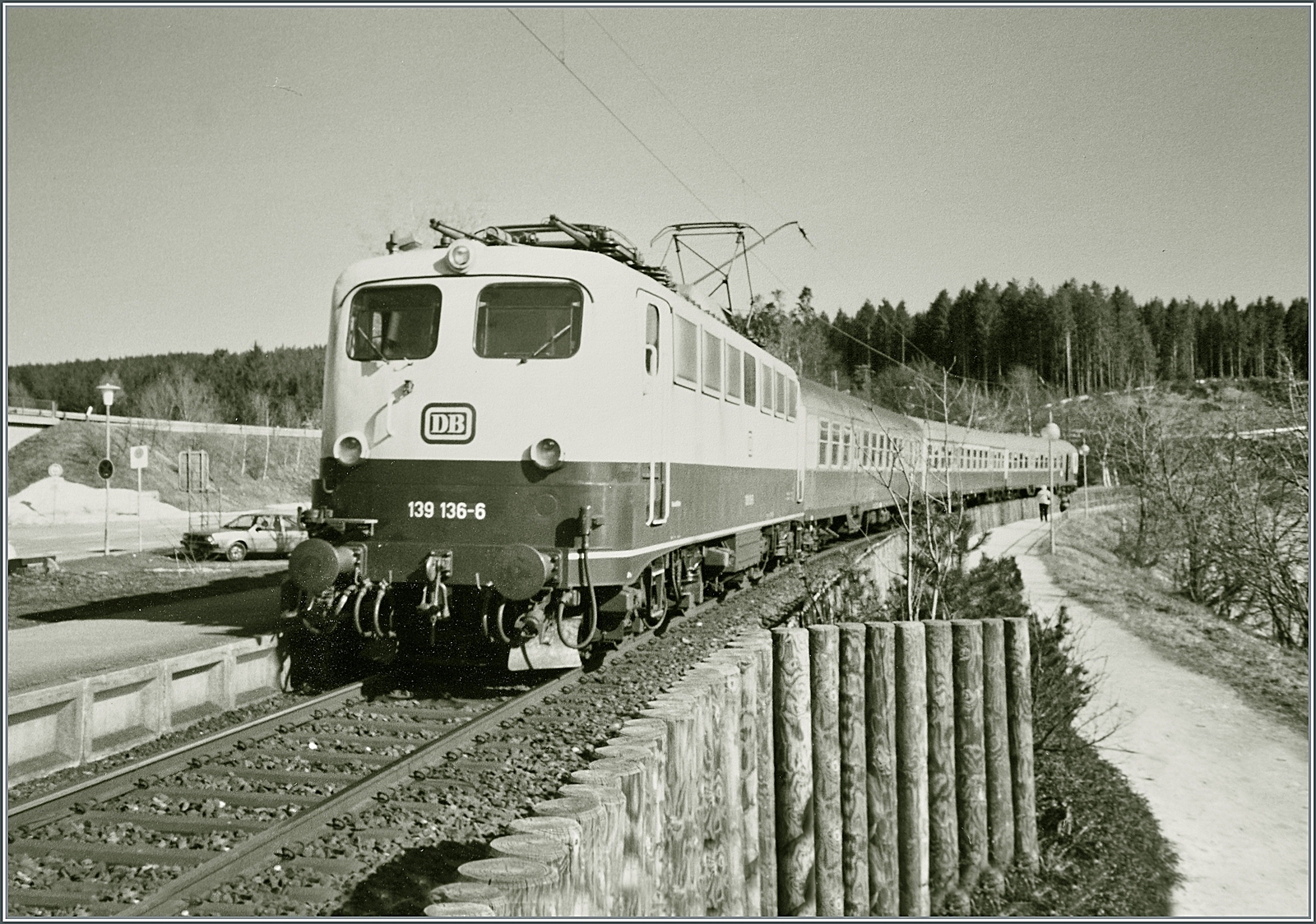 Als S/W Version: Die DB 139 136-6 erreicht mit ihrem Nahverkehrszug auf dem Weg von Seebrugg nach Freiburg i.B. den Halt Schluchsee.

Analogbild vom April 1988 
