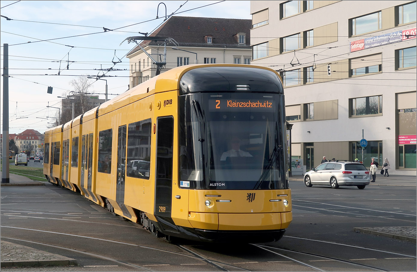Alstom-Tram in Dresden - 

NGT DXDD-ER 2909 quert die Kreuzung an der Haltestelle Straßburger Platz (Gläserne Manufaktur).

22.03.2017 (M)