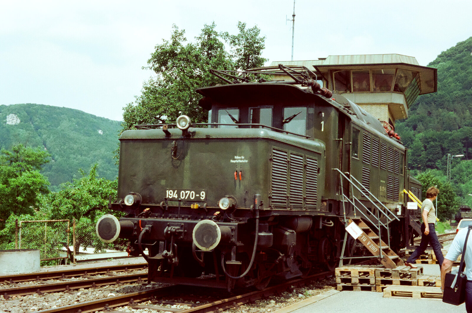 Altbauellok 194 070-9 (DB) bei der Veranstaltung  50 Jahre Elektrischer Zugbetrieb auf der Geislinger Steige  vor dem Stellwerk Geislingen Steige (26.06.1983). Etwa hier begann fr�her eine Nebenbahn der DB nach Wiesensteig (T�lesbahn).
