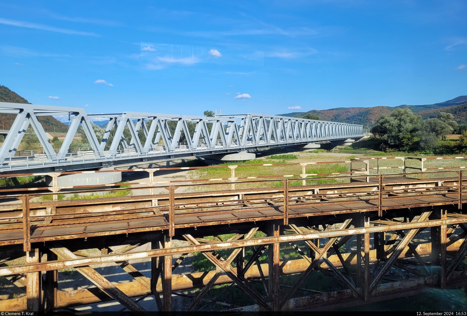 Alte und neue, noch im Bau befindliche Bahnbrücke westlich von Brănișca (RO). Noch zuckelt der IR 75 Curtici–Brașov hier noch mit Schritttempo über den Mureș (Mieresch), bald sollen bis zu 160 km/h möglich sein.
Beim Ausbau der KBS 200 zwischen Arad und Simeria werden etliche Abschnitte neu trassiert.

🕓 12.9.2024 | 16:53 Uhr