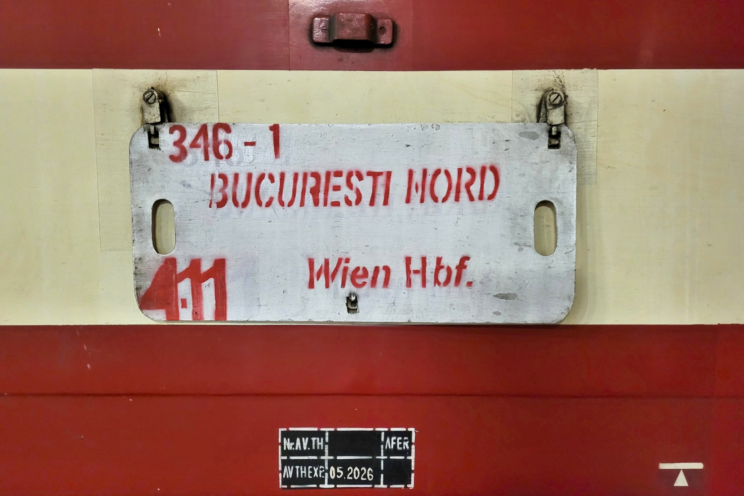 Altes, aber noch verwendetes Zuglaufschild des Nachtzugs 346  Dacia  inkl. Wagennummer (411).
Fotografiert während des Richtungswechsels in Budapest-Keleti pu (HU).

🧰 CFR Călători S.A.
🚝 IRN 346  Dacia  Bucureşti Nord (RO)–Wien Hbf (AT)
🕓 26.9.2024 | 5:15 Uhr