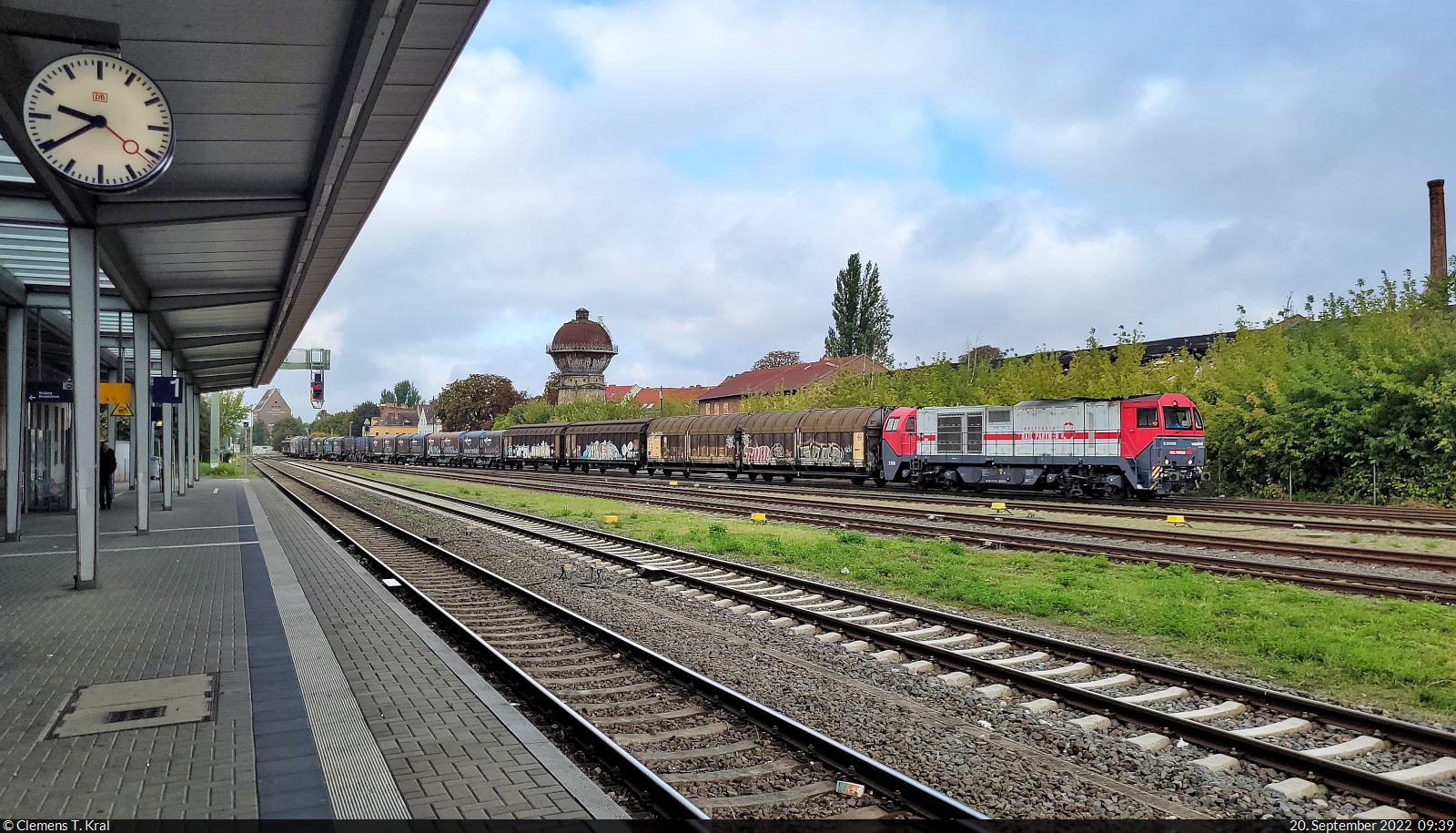 Aluminium von Novelis aus Nachterstedt (2/2):
Genau eine Woche später, zur selben Zeit und mit derselben Lok, begegnet mir der Aluminiumzug im Bahnhof Aschersleben noch einmal. Es zieht 273 102-4 (Lok 2106 | Vossloh G 2000 BB) gen Magdeburg-Rothensee oder Sangerhausen. Leider nicht mehr so genau zurückzuverfolgen.

🧰 Alpha Trains Belgium NV/SA, vermietet an HappyTrain Fleet Services B.V. (HTFS), im Einsatz für Independent Rail Partner B.V. (IRP)/Lineas Group nv/sa
🕓 20.9.2022 | 9:39 Uhr