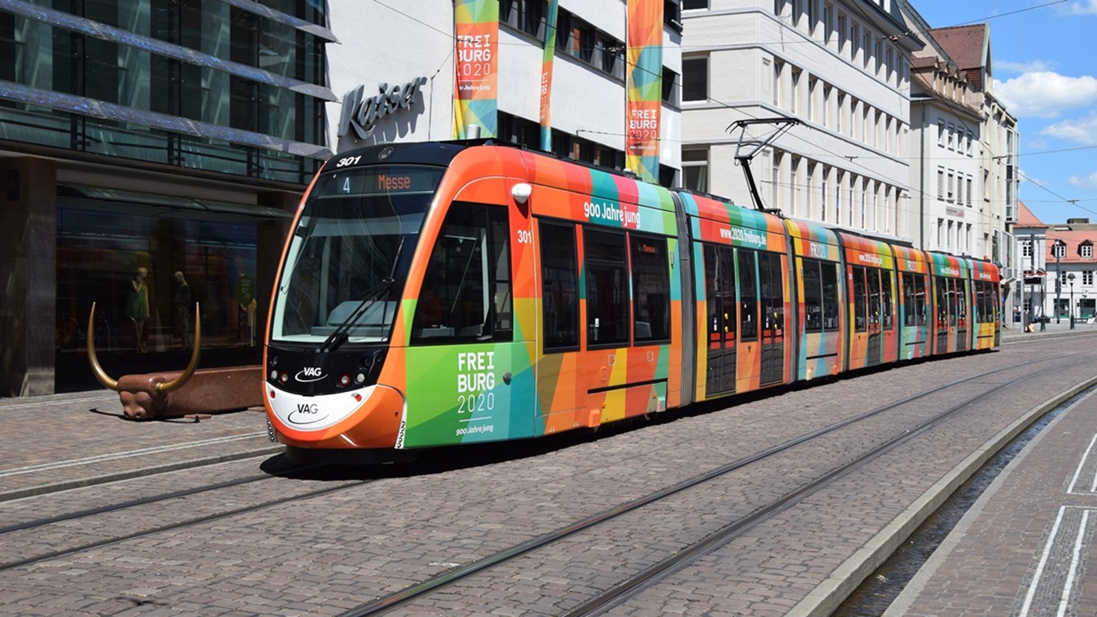 Am 01.06.2020 habe ich diese Straßenbahn CAF Urbos Nr. 301 (alte Werbung) in Freiburg im Breisgau aufgenommen.