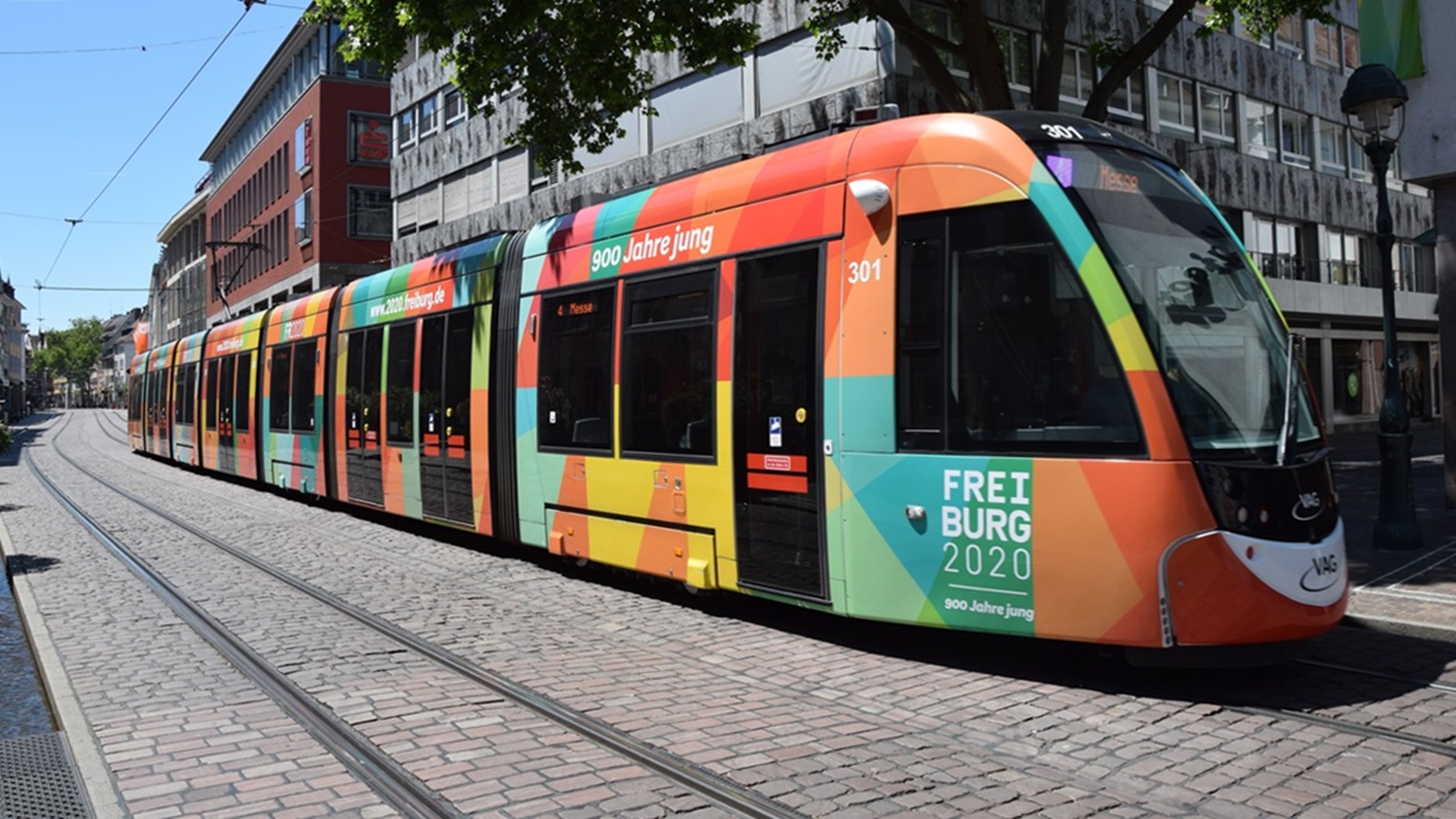 Am 01.06.2020 habe ich diese Straßenbahn CAF Urbos Nr. 301 (alte Werbung) in Freiburg im Breisgau aufgenommen.