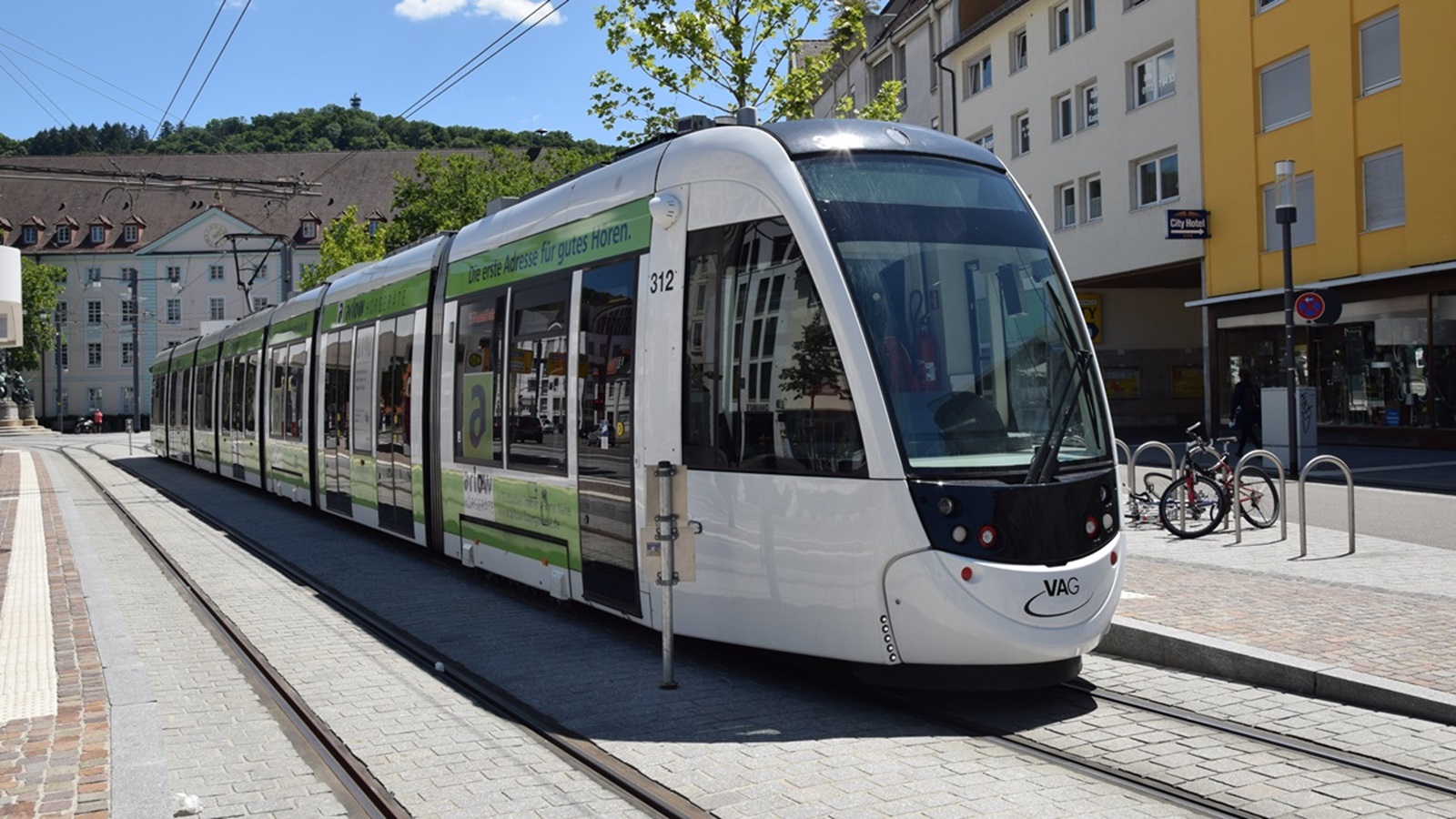 Am 01.06.2020 habe ich diese Straßenbahn CAF Urbos Nr. 312 (lange und treue Werbung) in Freiburg im Breisgau aufgenommen.