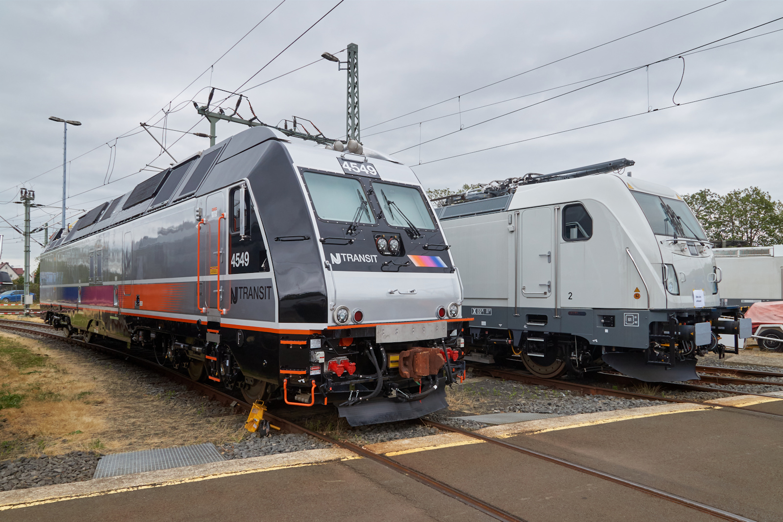 Am 01.07.2023 fand bei Alstom in Kassel ein Tag der Offenen Tür statt, bei dem auch Fahrzeuge aus dem Kasseler Werk gezeigt wurden. 
ALP-45DP 4549 von New Jersey Transit stand neben 188 065 von CFL Cargo.