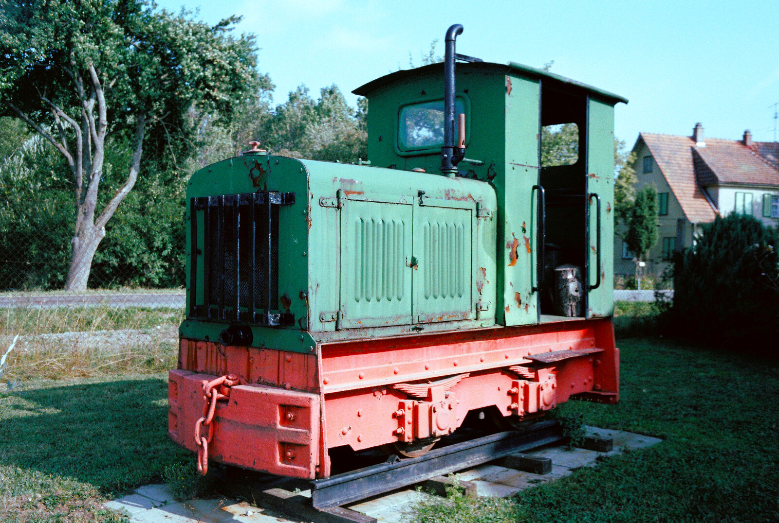 Am 01.09.1983 entdeckte ich diese Feldbahnlok neben dem Trossinger DB-Bahnhof auf einem kleinen Werksgelände.