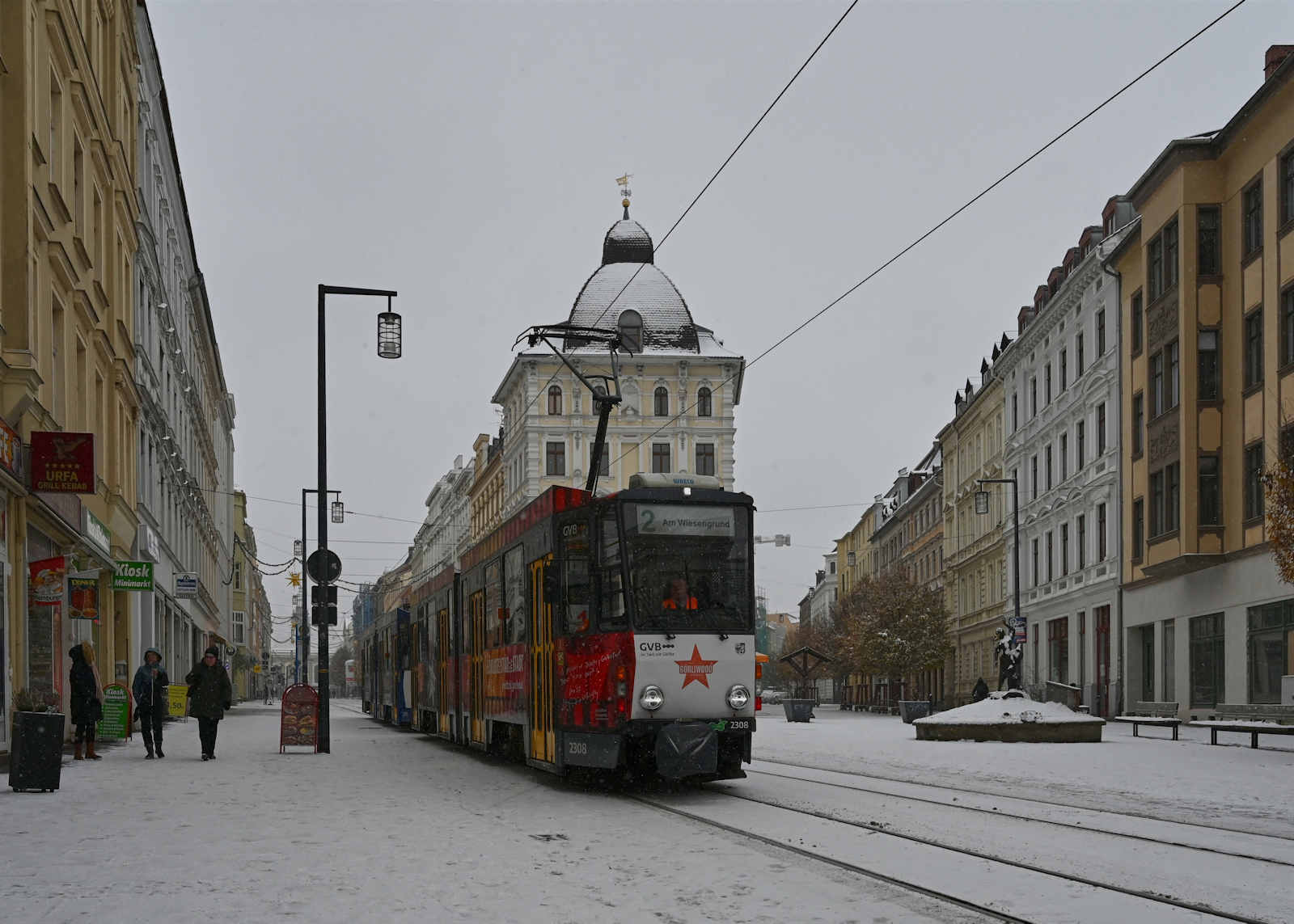 Am 02.12.2023 war Görlitz kurz vor dem Winterschlaf. Nur wenige Menschen waren im Schneegestöber unterwegs, als KT4D 2308 und 2311 als Linie 1 die Berliner Straße in Richtung Zentrum befuhren.