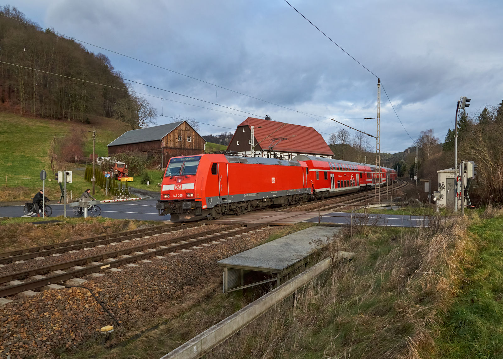 Am 03.01.2024 war 146 205 mit S 31721 auf dem Weg von Meißen Triebischtal nach Bad Schandau. Kurz hinter dem Bahnhof Kurort Rathen fuhr der Zug durch den Rathener Ortsteil Strand.