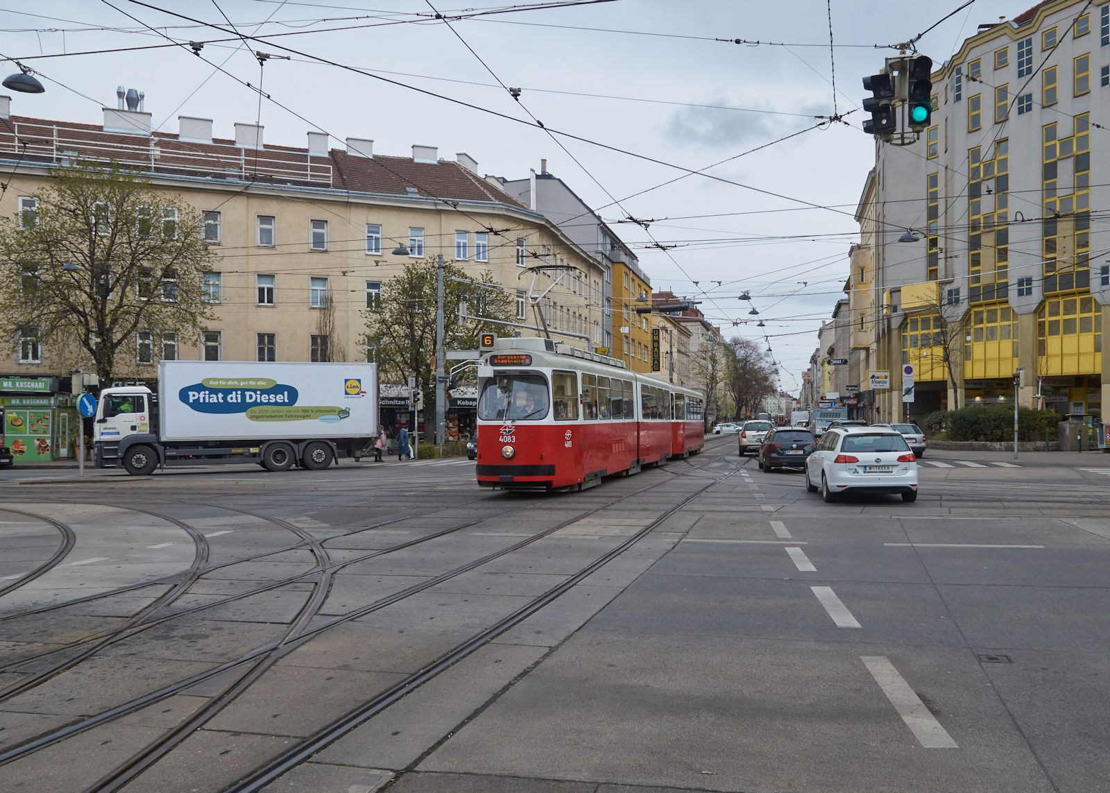 Am 05.04.2022 war der E2-c5-Zug, bestehend aus E2 4083 und c5 1483 auf der Linie 6 in Richtung Burggasse unterwegs. In Kürze erreicht der Zug die Haltestelle Quellenplatz im 10. Wiener Gemeindebezirk Favoriten.