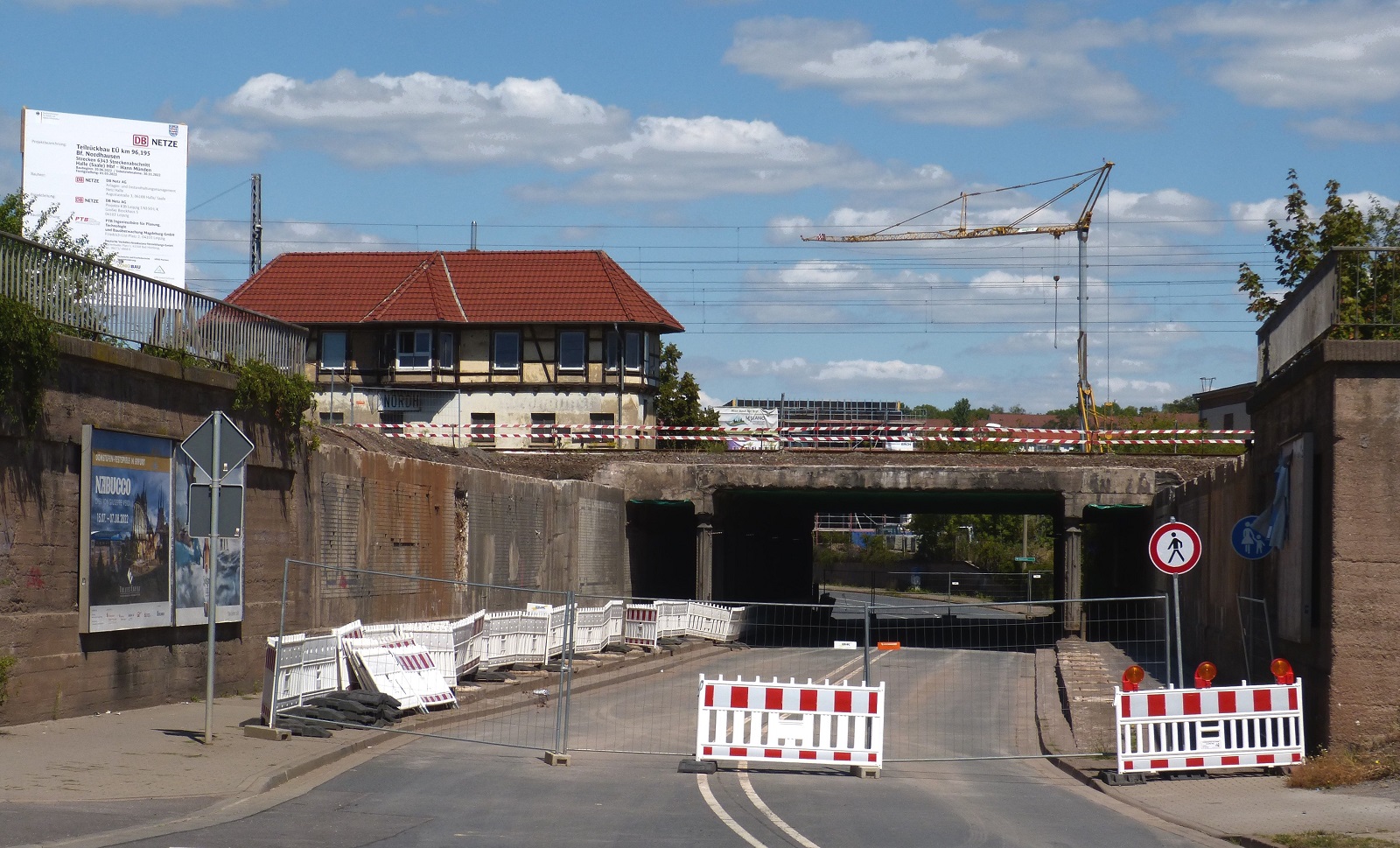 Am 07.08.2022 besuchte ich die Baustelle in Nordhausen in der Helmestraße (B4). Hier quert der Bahnhof Nordhausen die Straße über eine zweiteilige Brücke. Die hier schon fehlende südliche Hälfte, der über 100 Jahre alten und die Jahre gekommenen Brücke wurde ersatzlos abgerissen, da sich hier nur noch ungenutze Gleise des Güterbahnhofs befanden