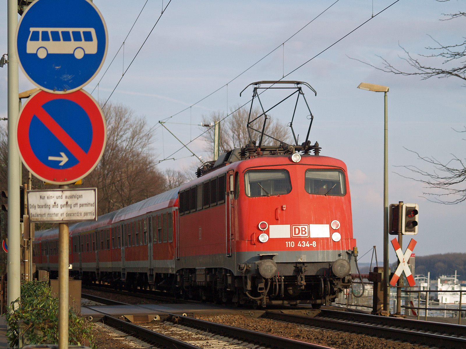 Am 08.03.2008 schiebt 110 434 ihren Regionalzug aus dem Bahnhof Rüdesheim in Richtung Wiesbaden Hbf. 