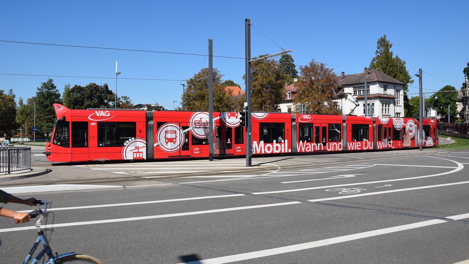 Am 08.09.2020 habe ich diese Straßenbahn mit Hersteller Siemens Nr. 285 in Freiburg im Breisgau aufgenommen.