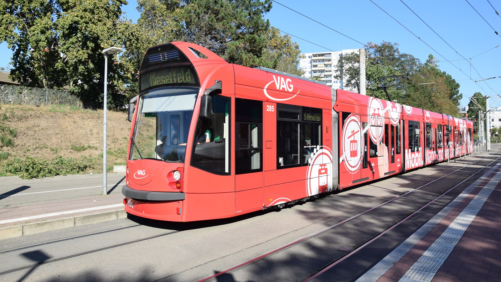 Am 08.09.2020 habe ich diese Straßenbahn mit Hersteller Siemens Nr. 285 in Freiburg im Breisgau aufgenommen.