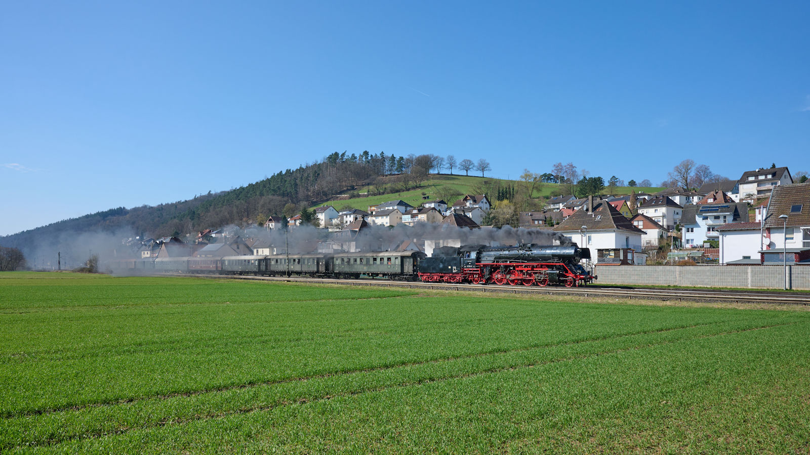 Am 09.03.2024 war 41 1144 mit einem Sonderzug auf einer Rundfahrt von Bebra über Bad Hersfeld und Gerstungen nach Bebra. Nachdem in Bad Hersfeld Kopf gemacht hat, durchfuhr der Zug den Haltepunkt Ludwigsau-Friedlos.