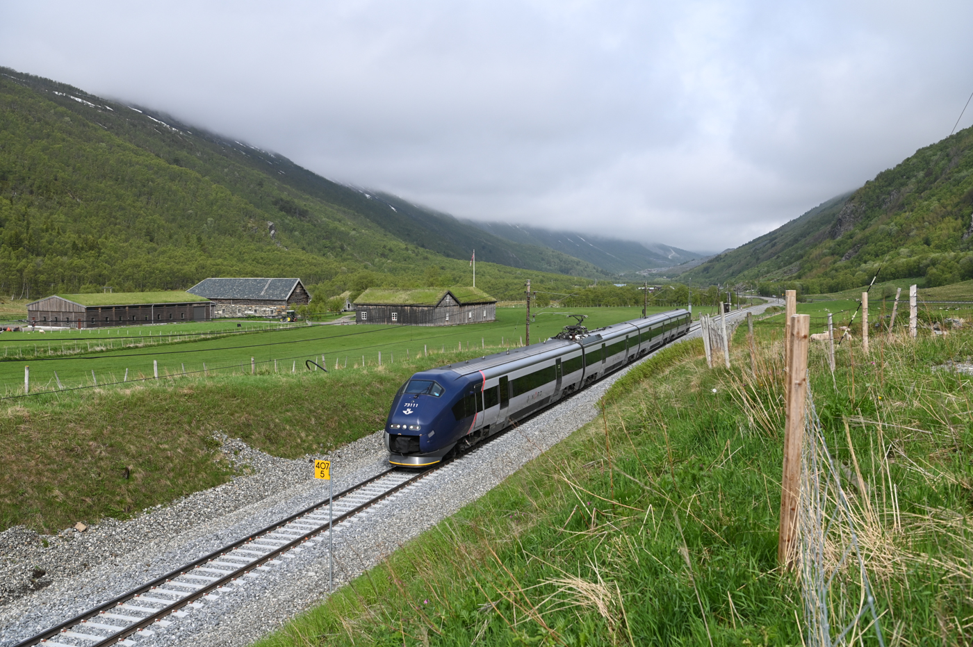 Am 09.06.2022 ist der Reg 42 bei Drivstua auf dem Weg von Trondheim nach Oslo. Betrieben wird diese Verbindung seit einigen Jahren von der schwedischen Staatsbahn SJ.