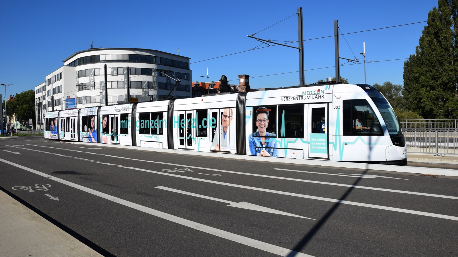 Am 09.09.2020 habe ich diese Straßenbahn mit Hersteller CAF Urbos Nr. 303 in Freiburg im Breisgau aufgenommen.